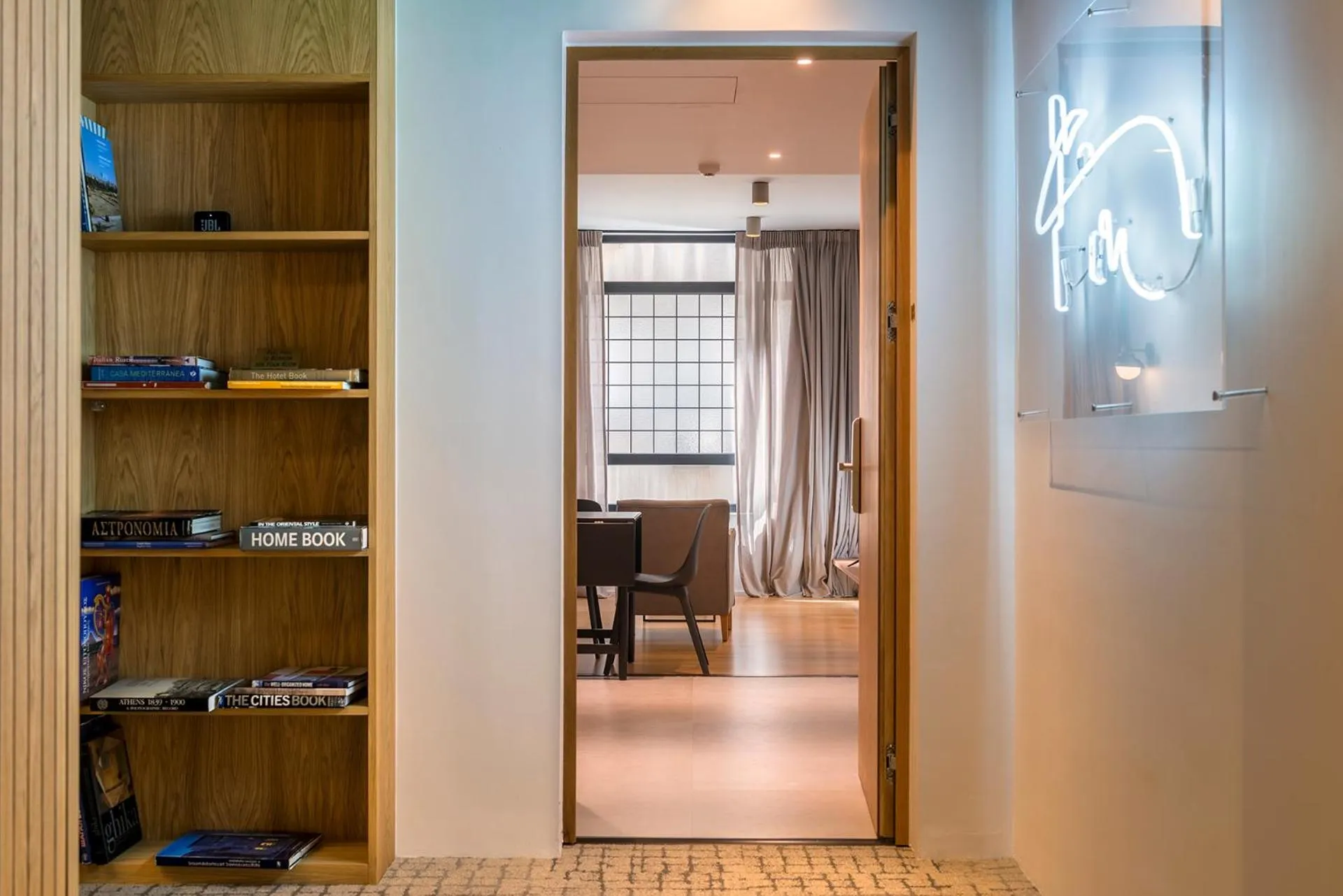 Facade/entrance in Kin Athens