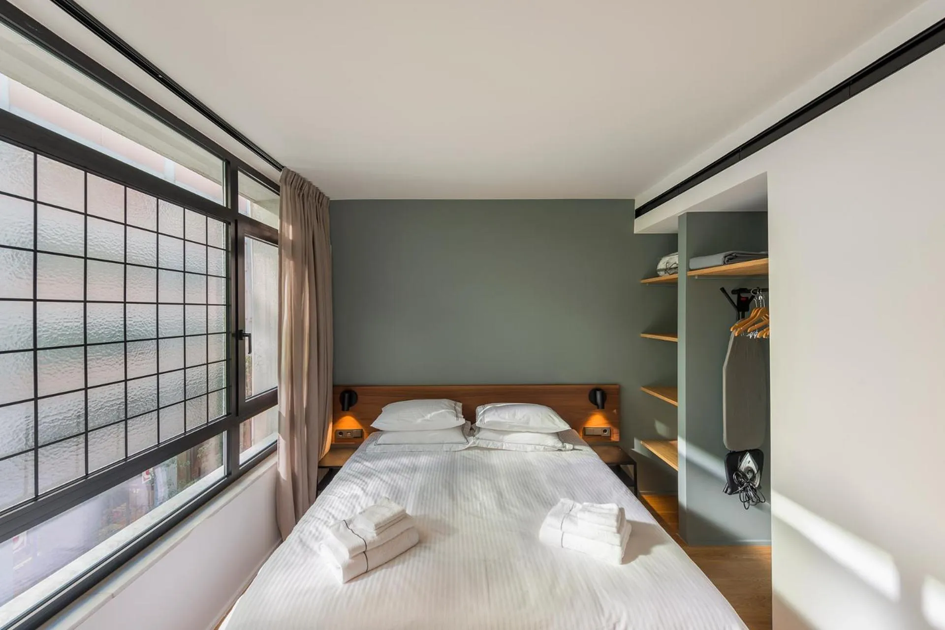 Photo of the whole room, Bed in Kin Athens