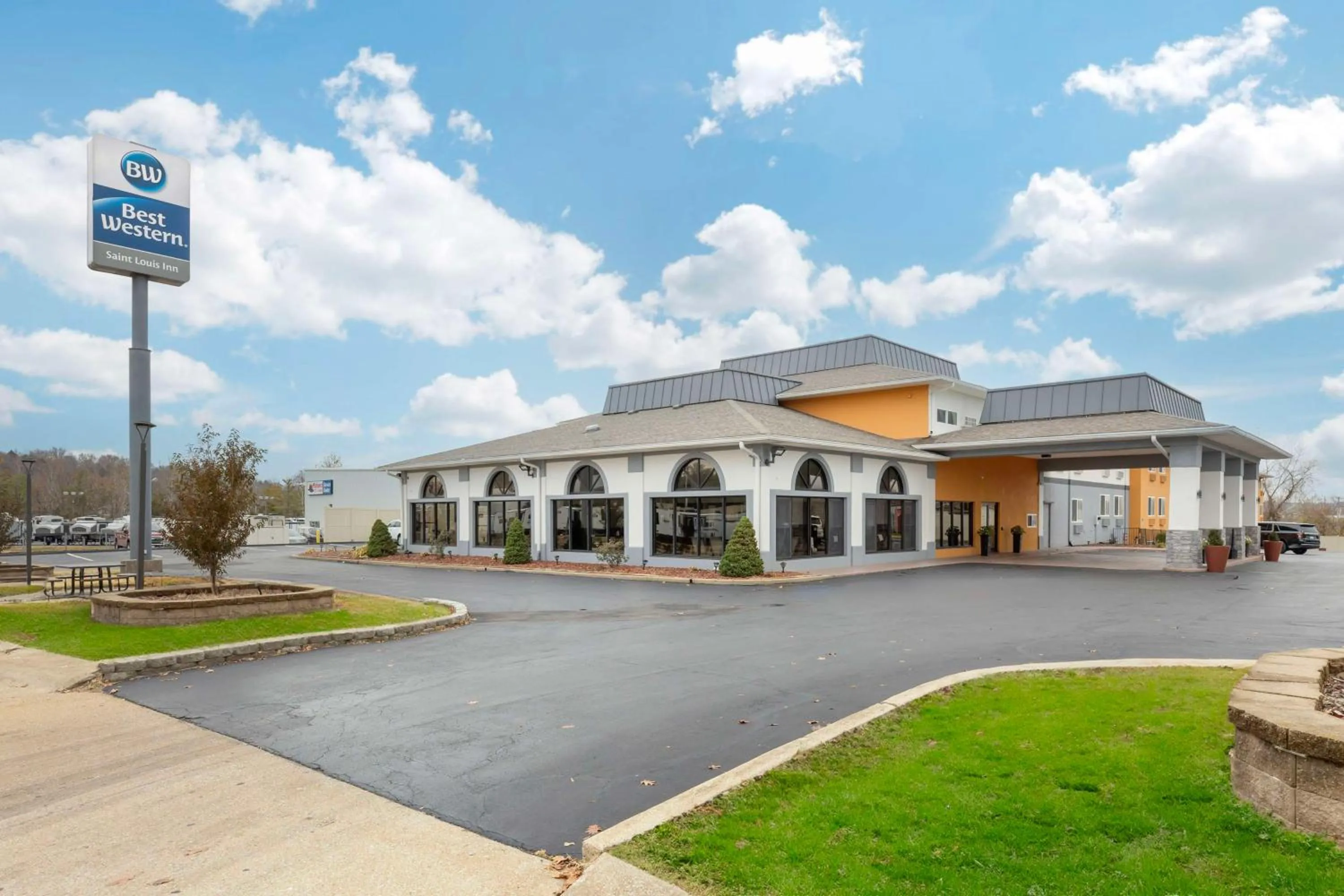 Property building in Best Western St. Louis Inn