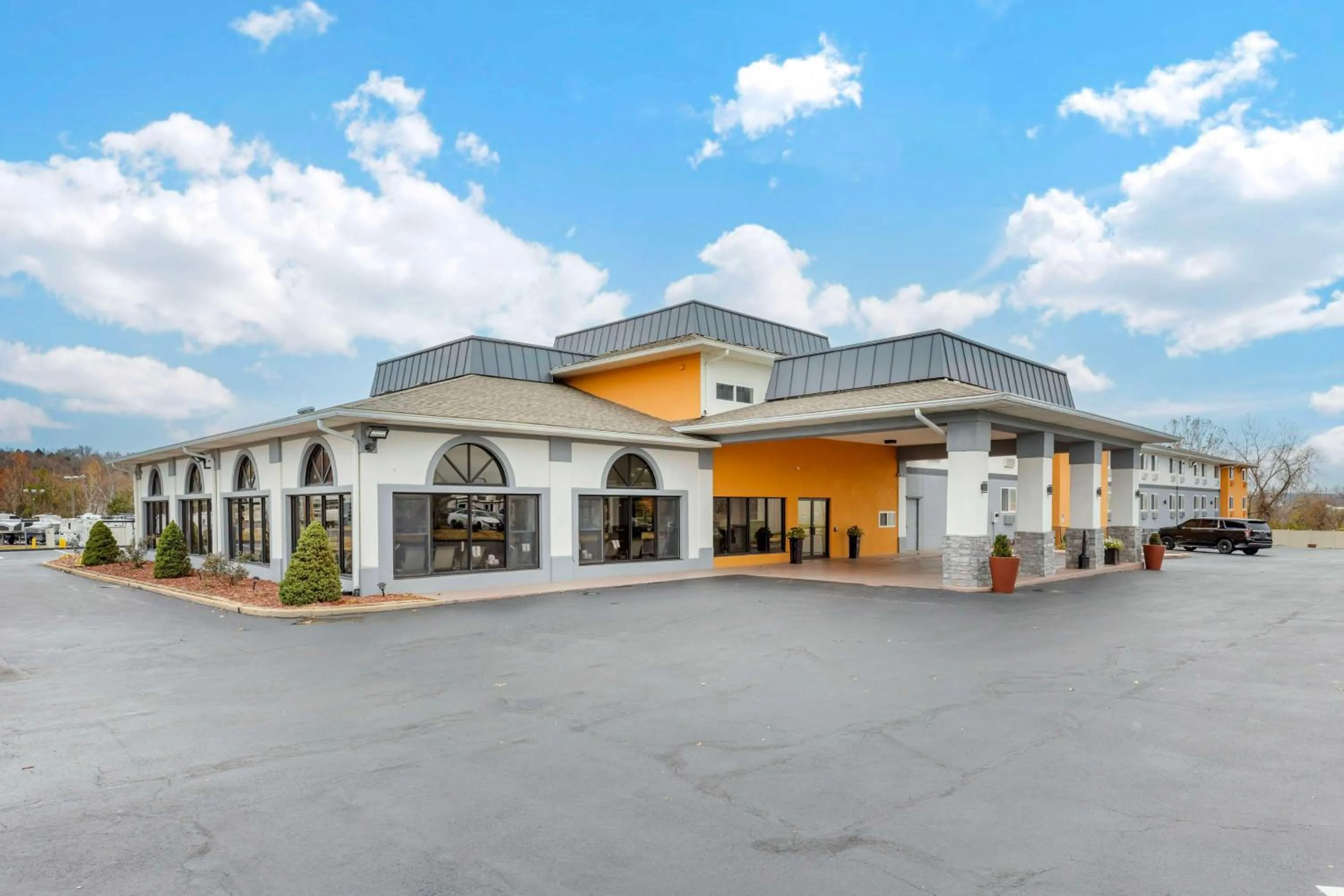 Property building in Best Western St. Louis Inn