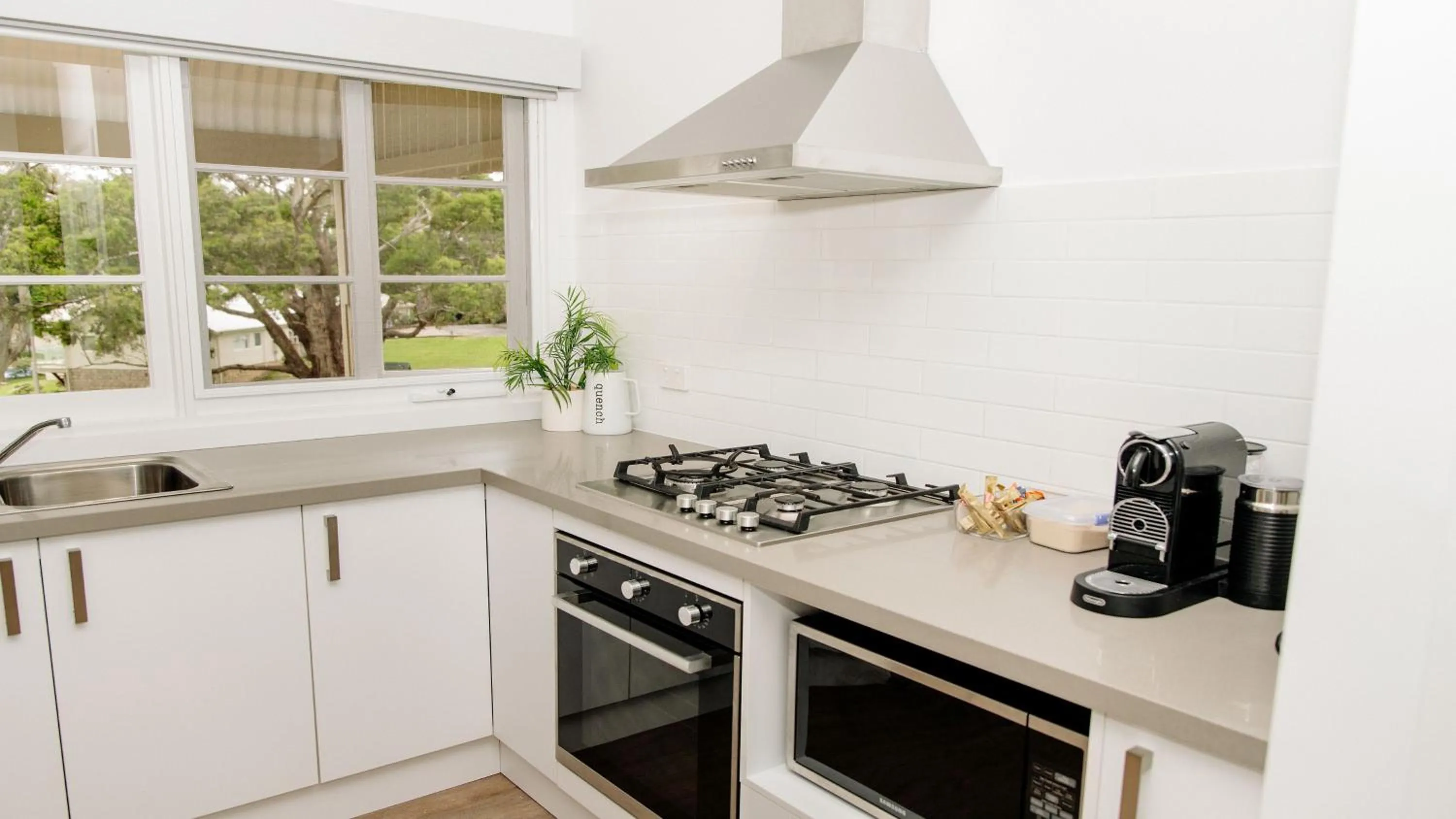 Kitchen or kitchenette in McMillans of Metung Coastal Resort