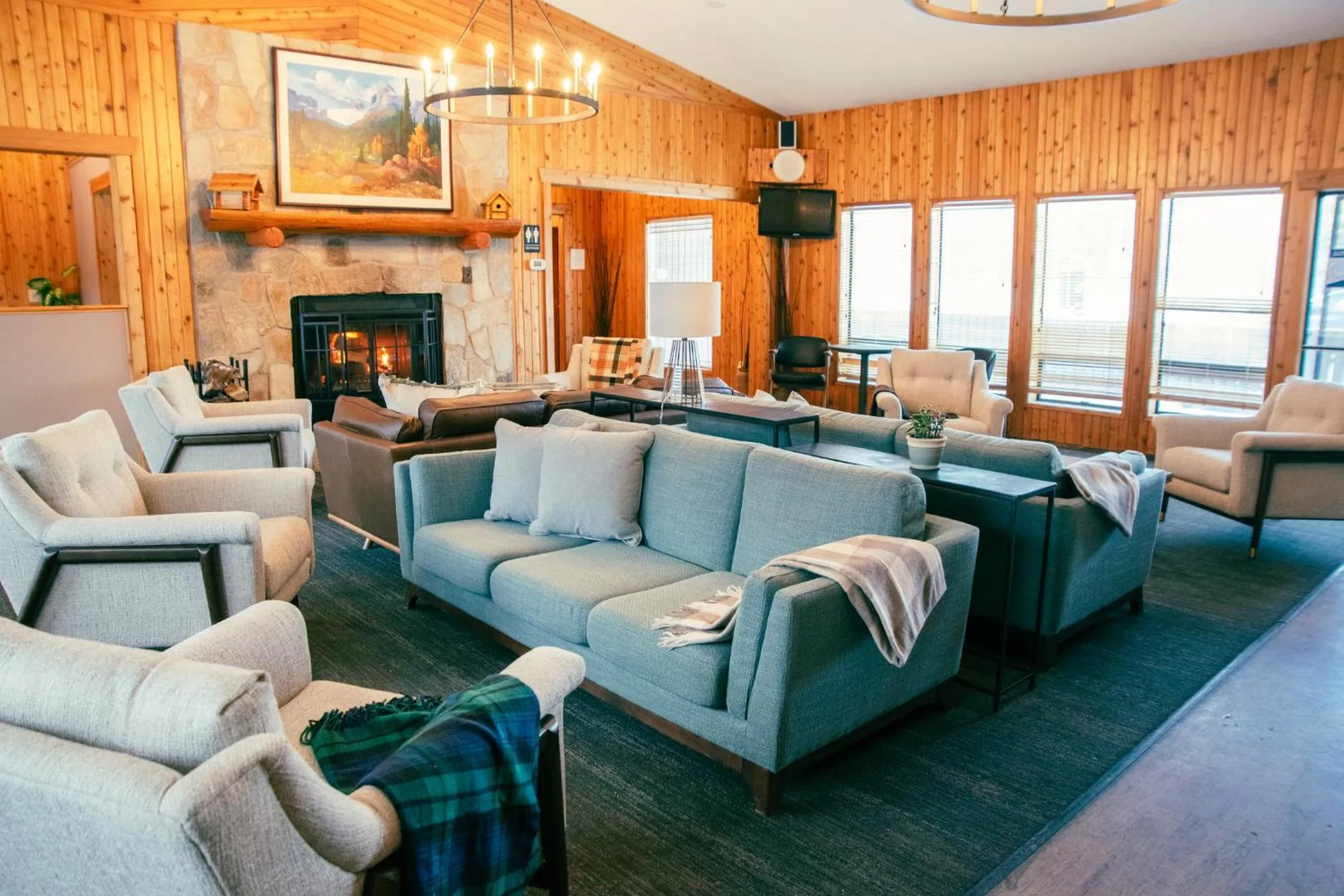 Lounge or bar in Miette Mountain Cabins