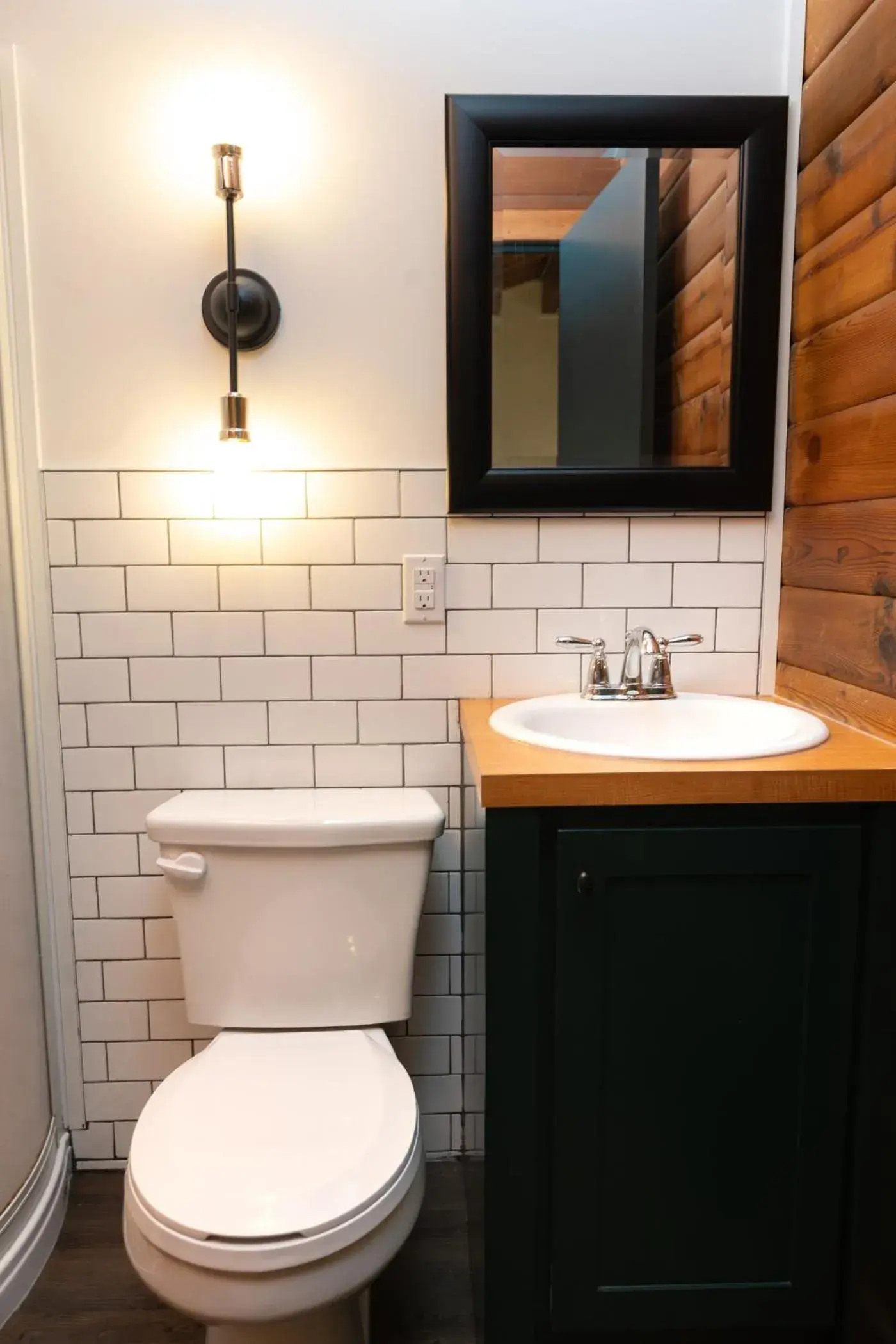 Panebode - 1 King bed in Miette Mountain Cabins Panebode - 1 King bed in Miette Mountain Cabins