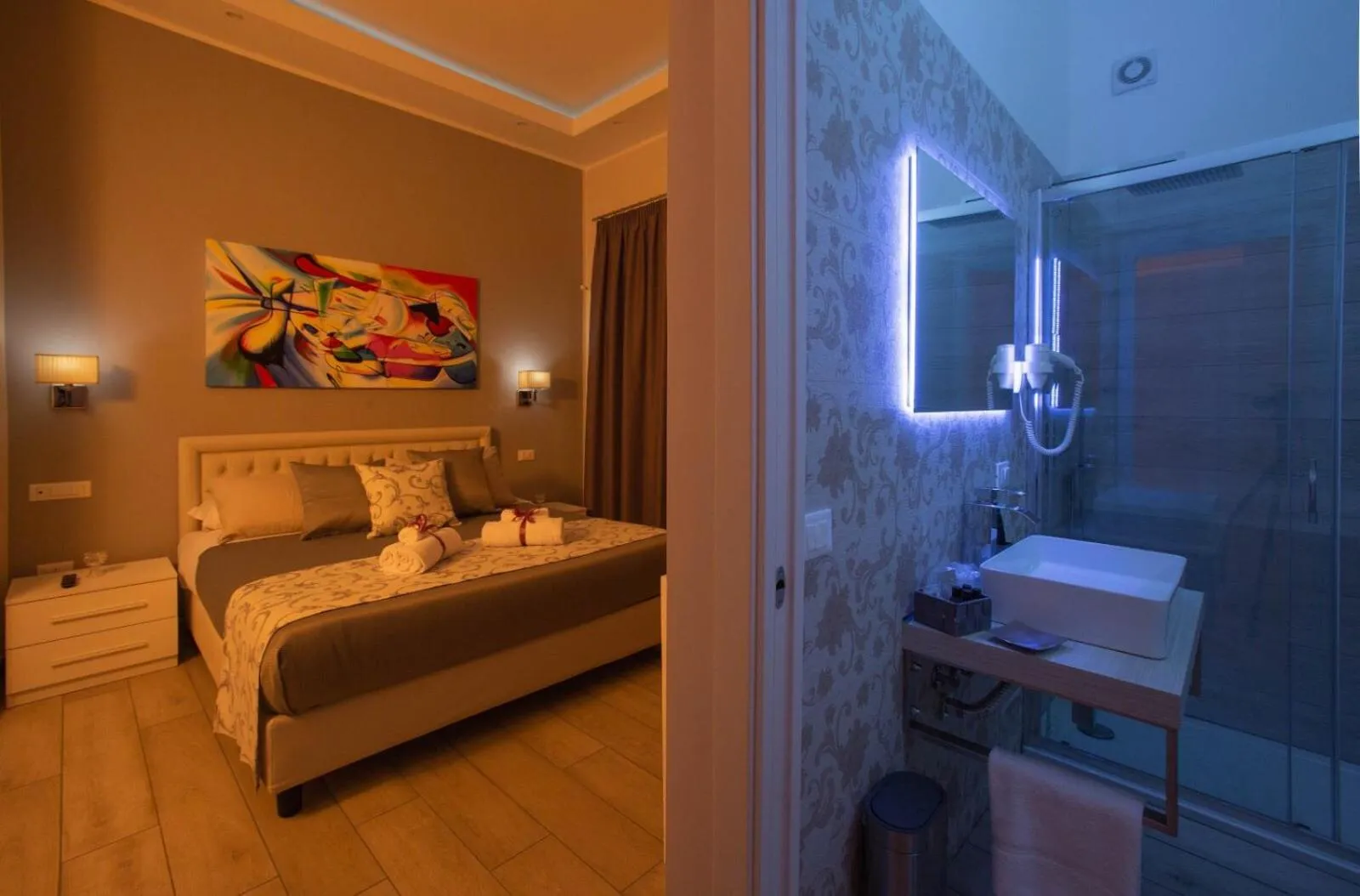 Photo of the whole room, Bed in ROYAL GARDENS