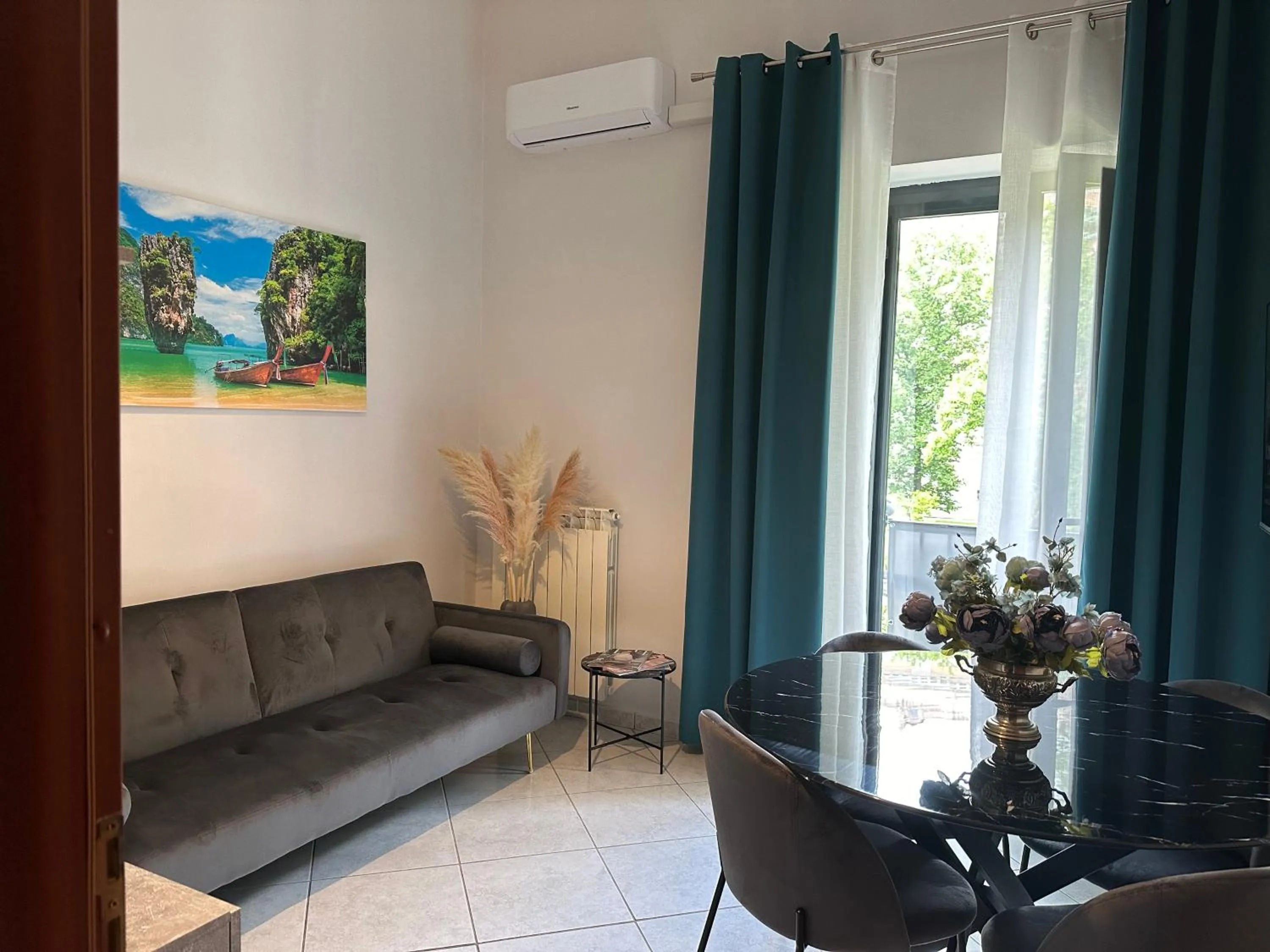 Family Two-Bedroom Apartment with View in ROYAL GARDENS