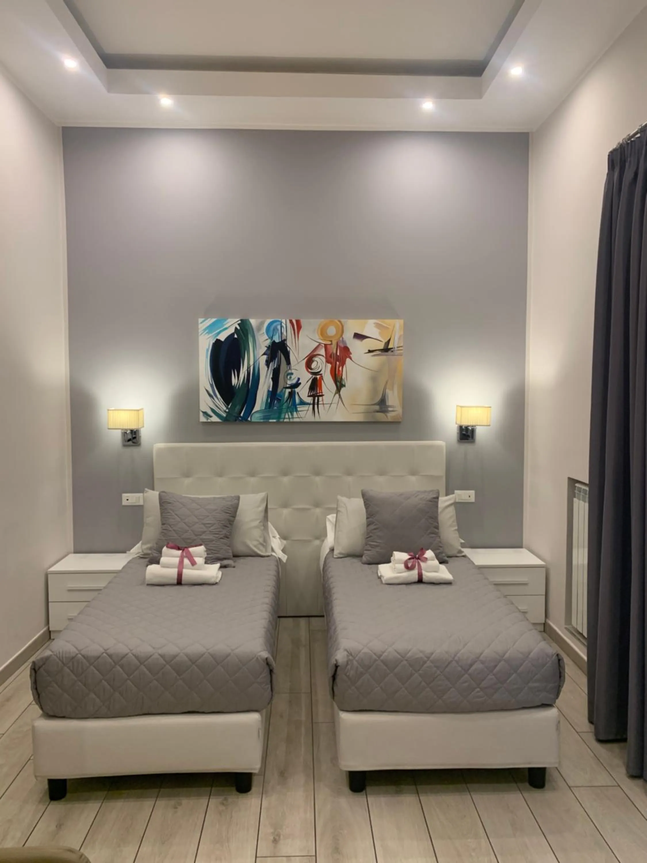 Photo of the whole room in ROYAL GARDENS