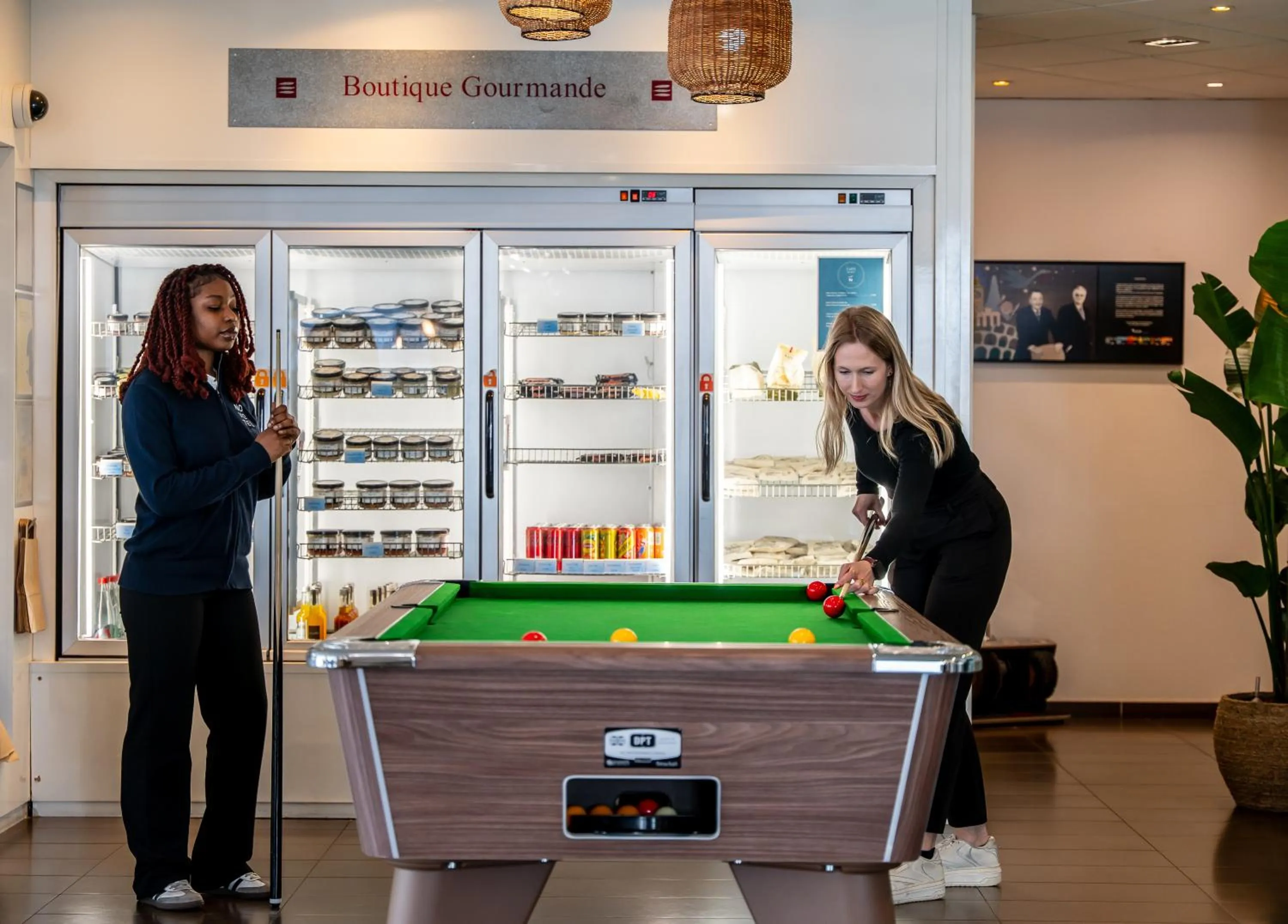 Billiard in Novotel Suites Marseille Centre Euromed