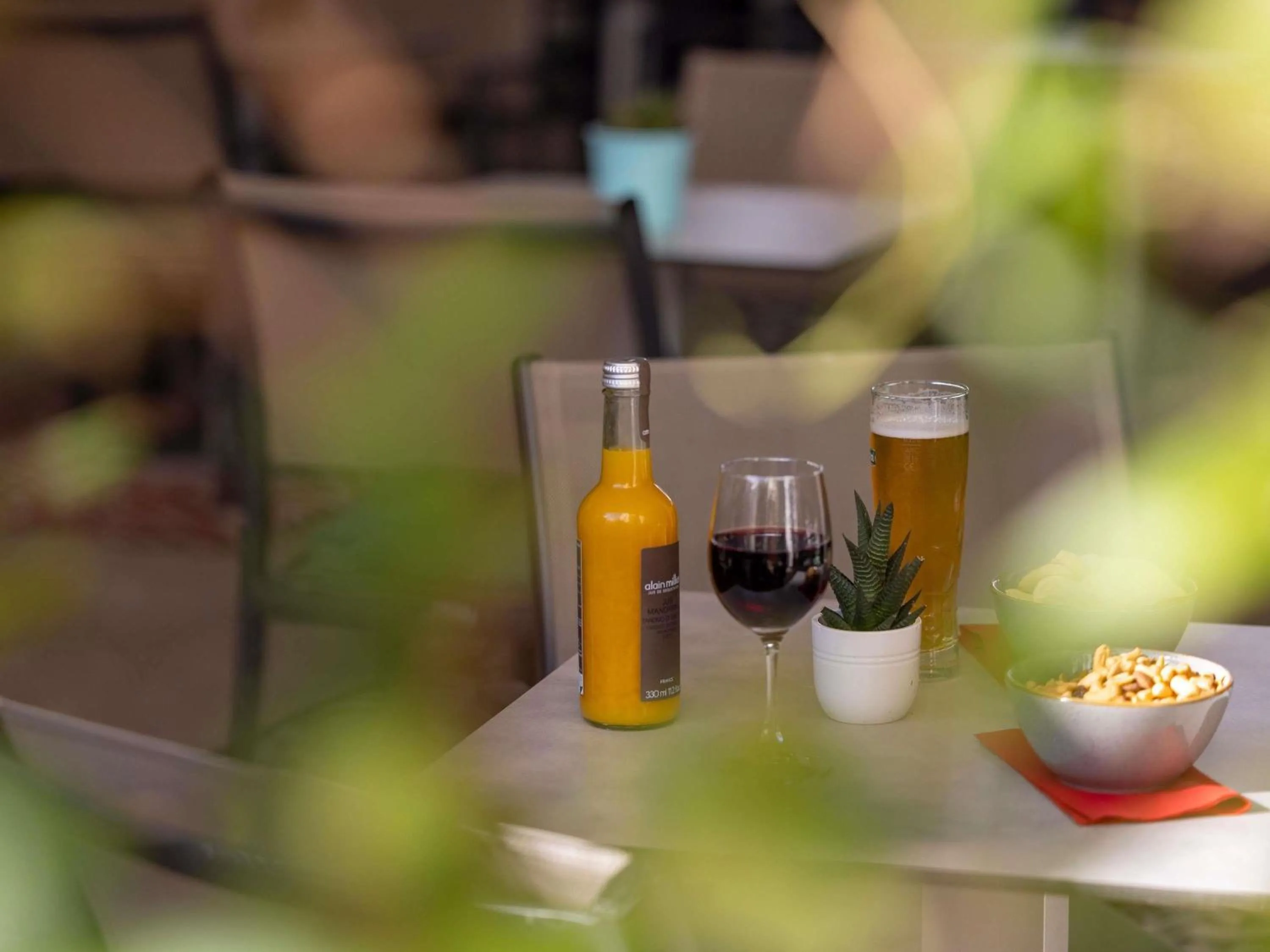 Lounge or bar in Novotel Suites Marseille Centre Euromed