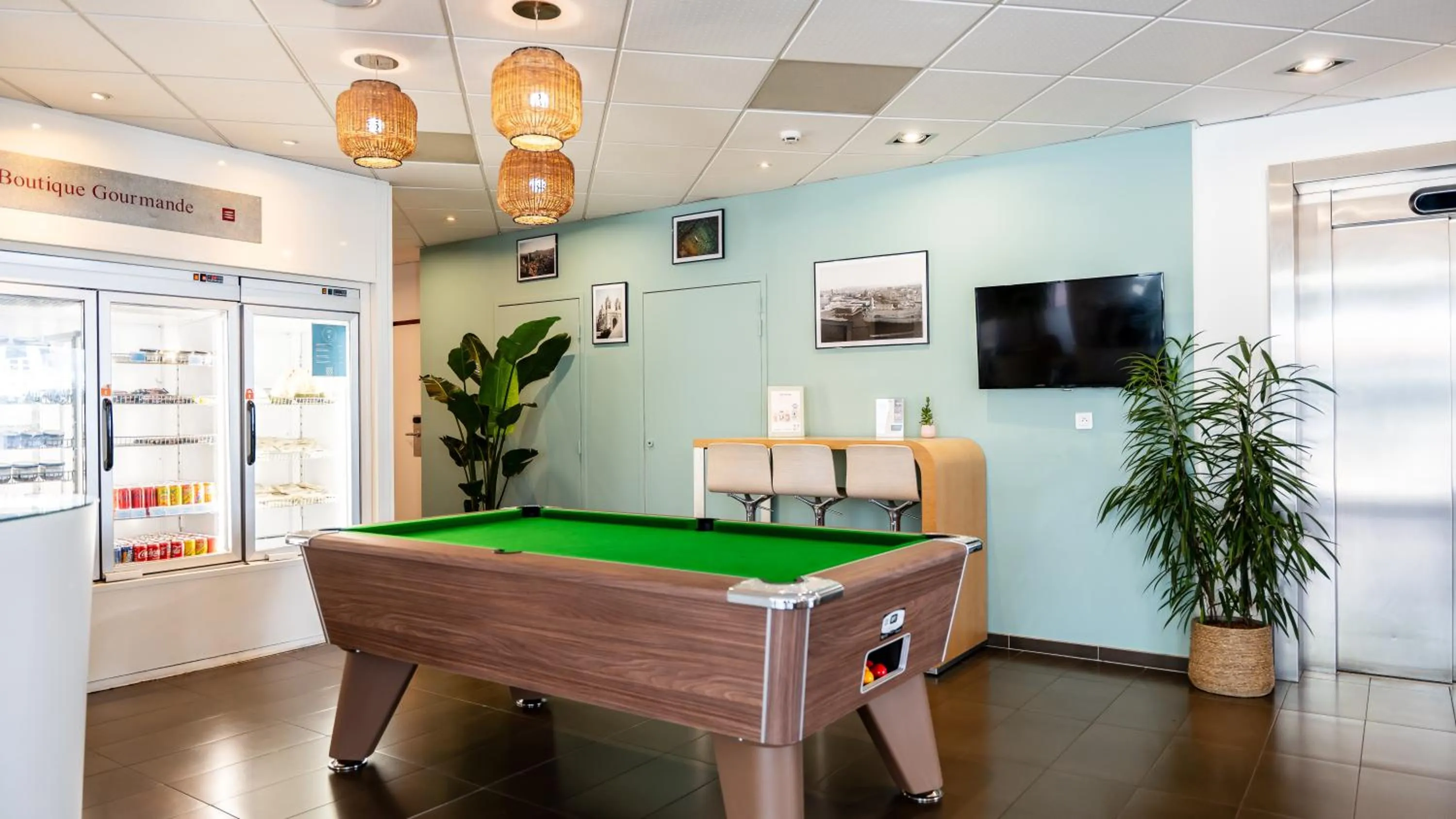 Billiard in Novotel Suites Marseille Centre Euromed