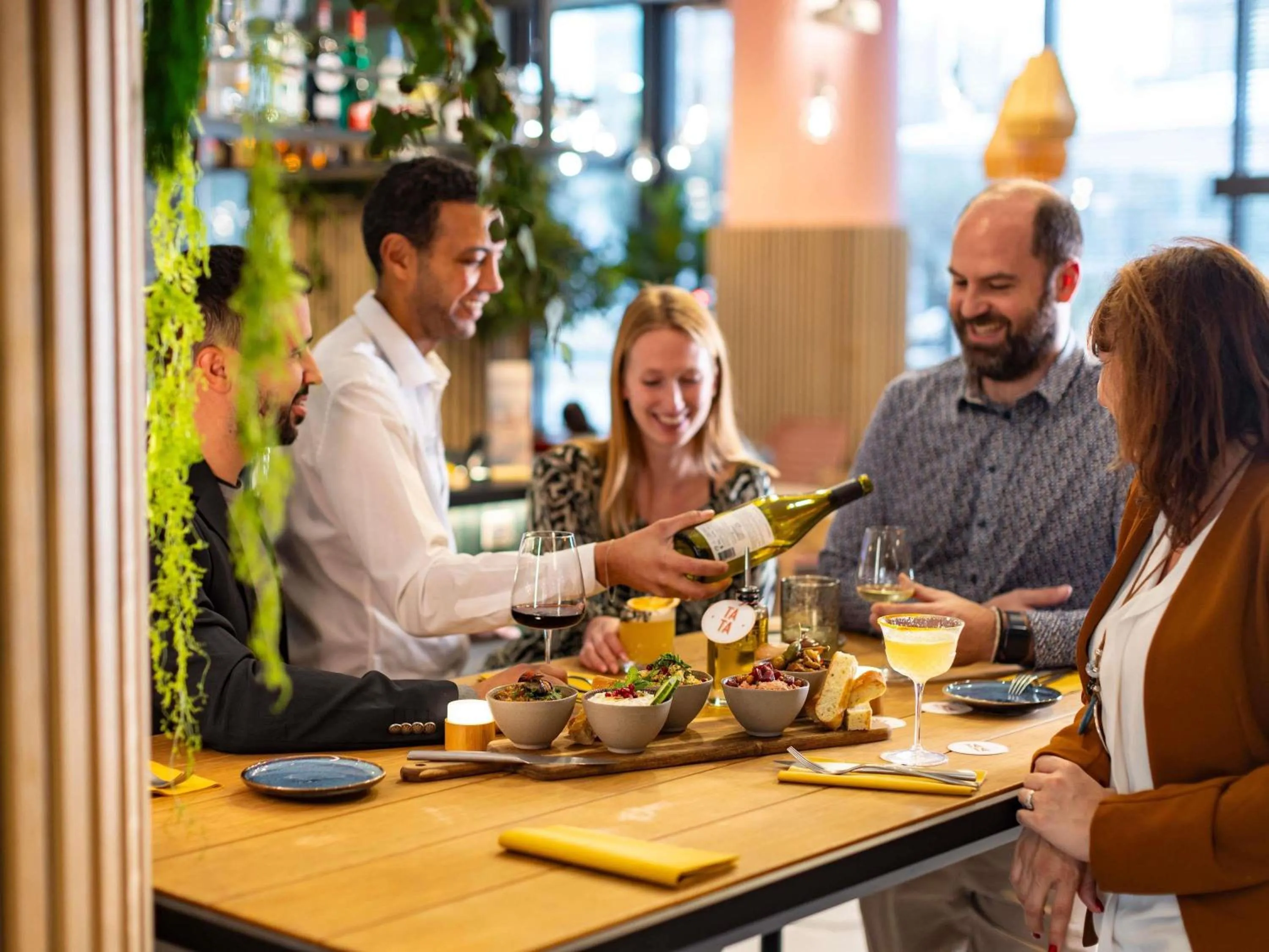 Restaurant/places to eat in Novotel Suites Marseille Centre Euromed