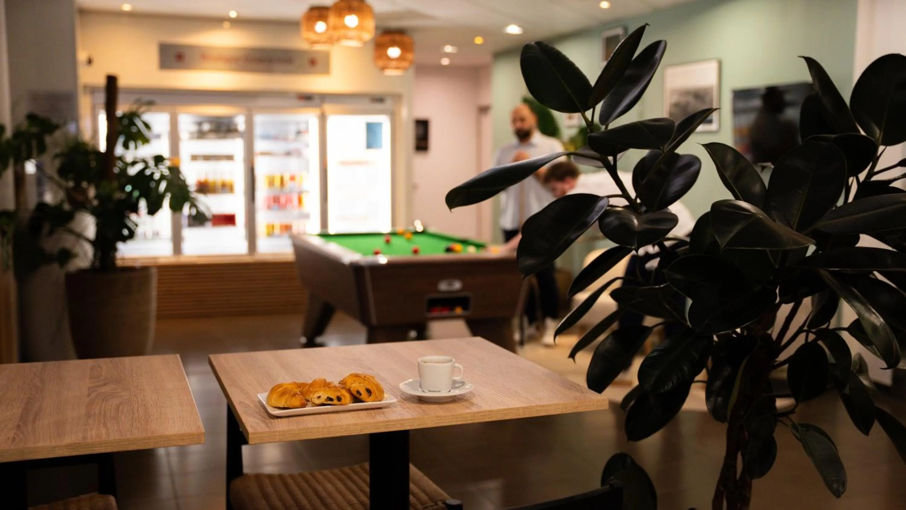 Billiard in Novotel Suites Marseille Centre Euromed