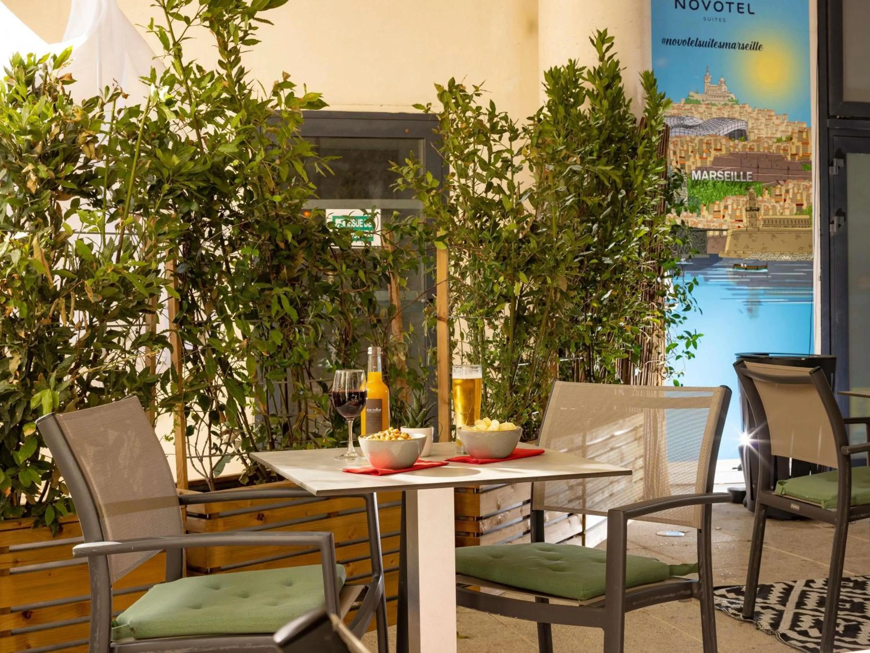 Lounge or bar in Novotel Suites Marseille Centre Euromed