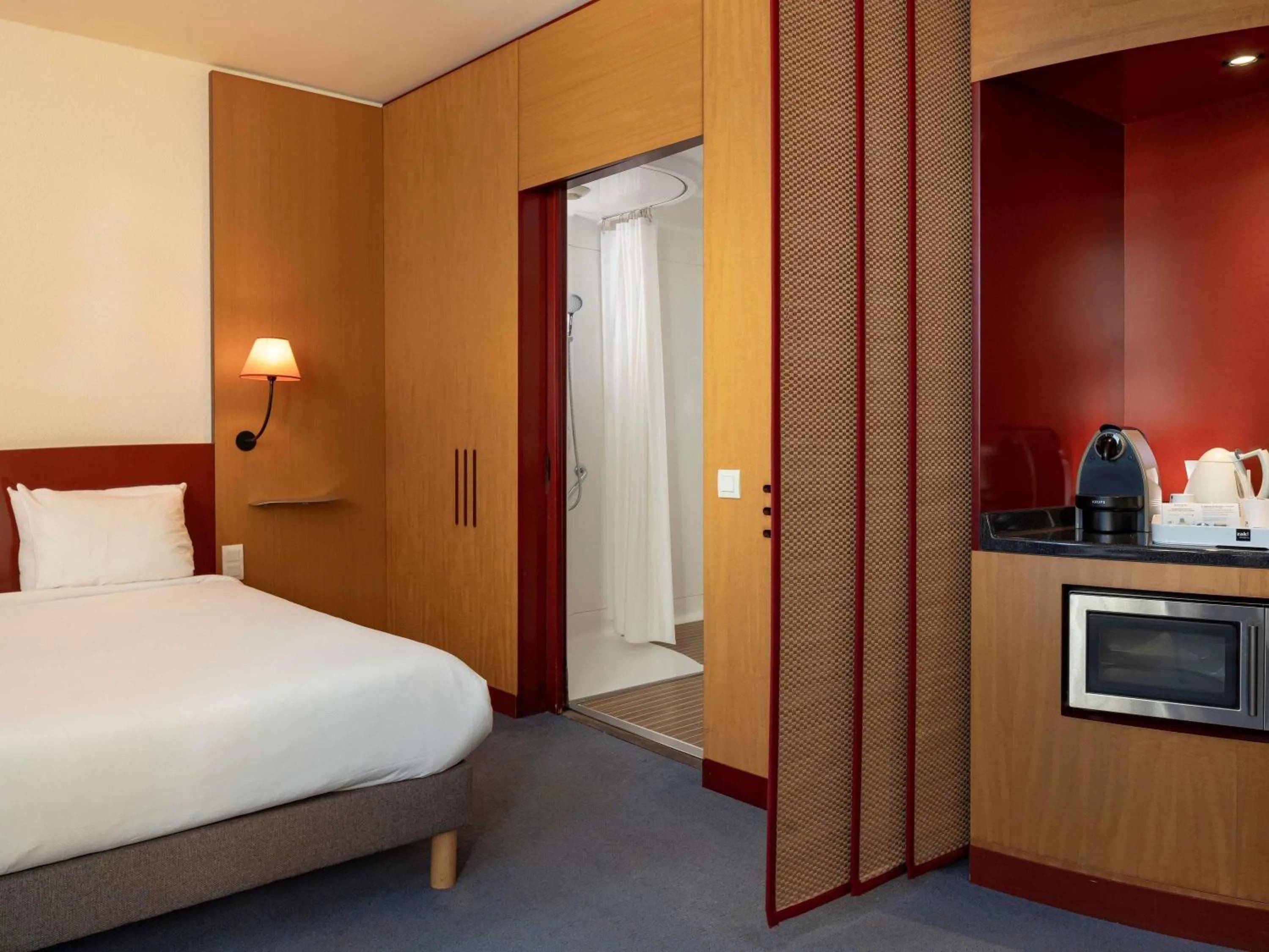 Bedroom, Bed in Novotel Suites Marseille Centre Euromed