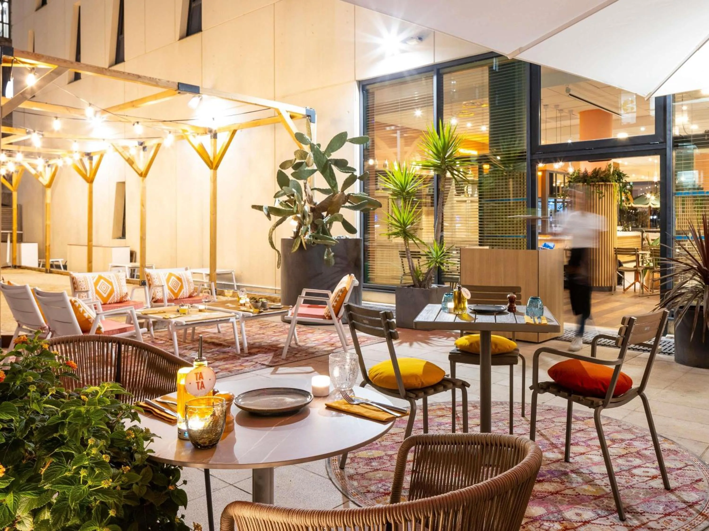 Restaurant/places to eat in Novotel Suites Marseille Centre Euromed