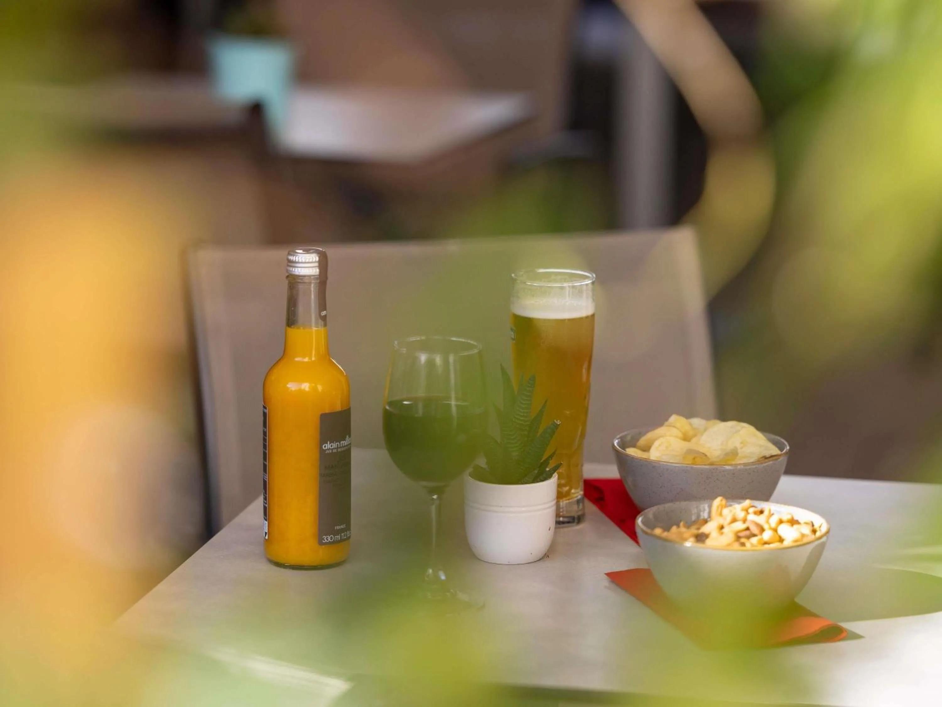 Lounge or bar in Novotel Suites Marseille Centre Euromed