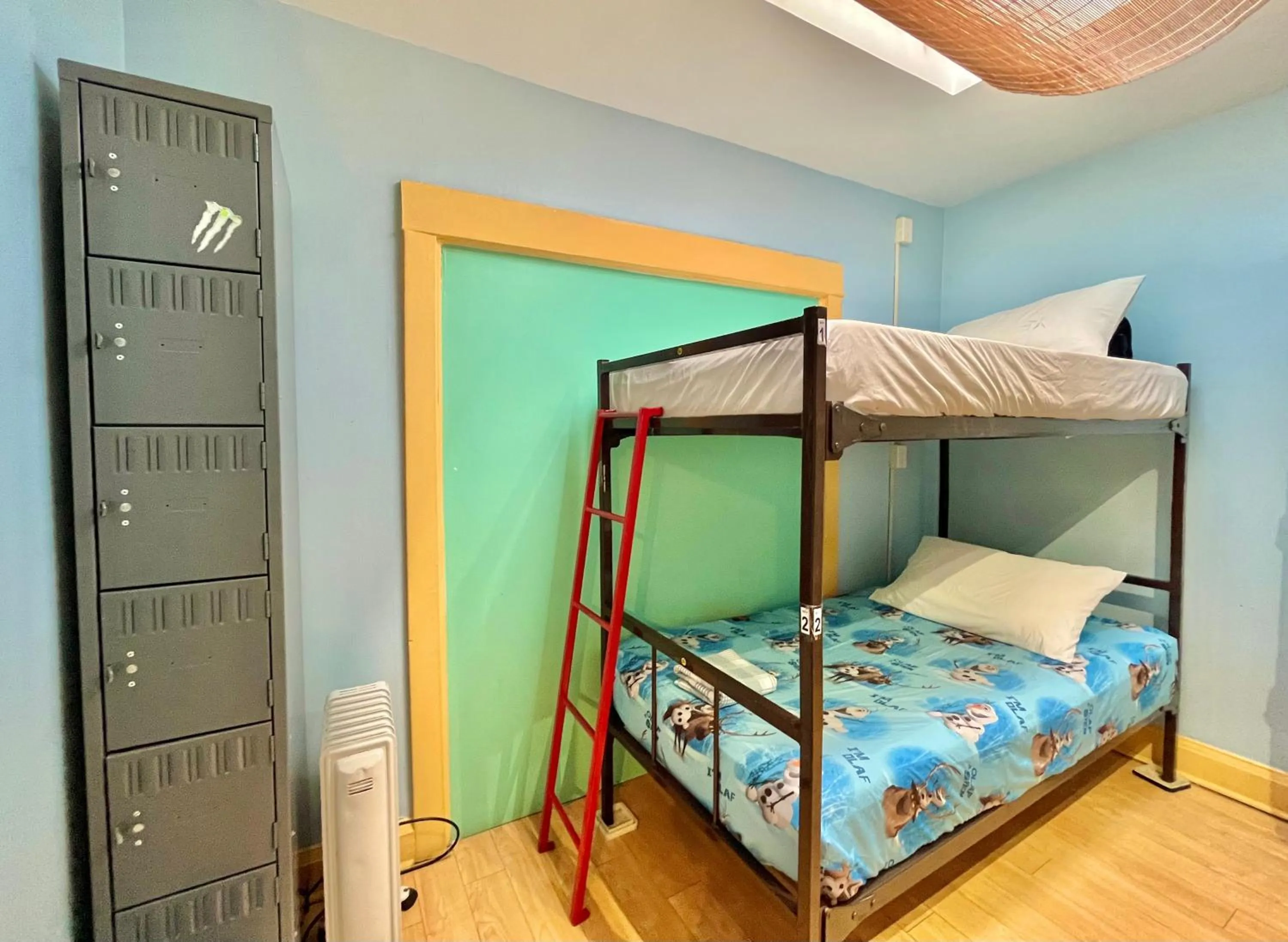 bunk bed, Bed in The Only Backpacker's Inn