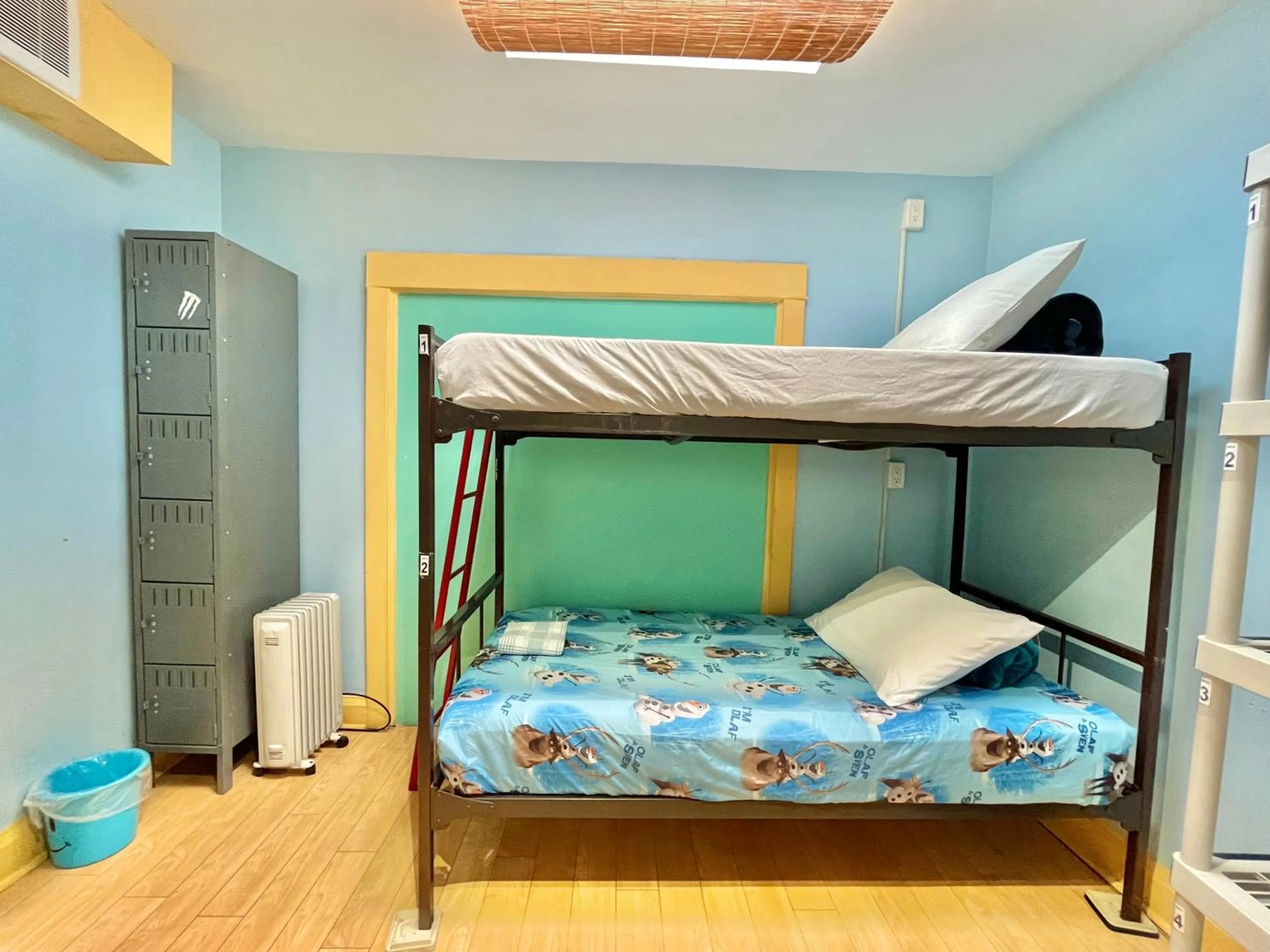 bunk bed, Bed in The Only Backpacker's Inn