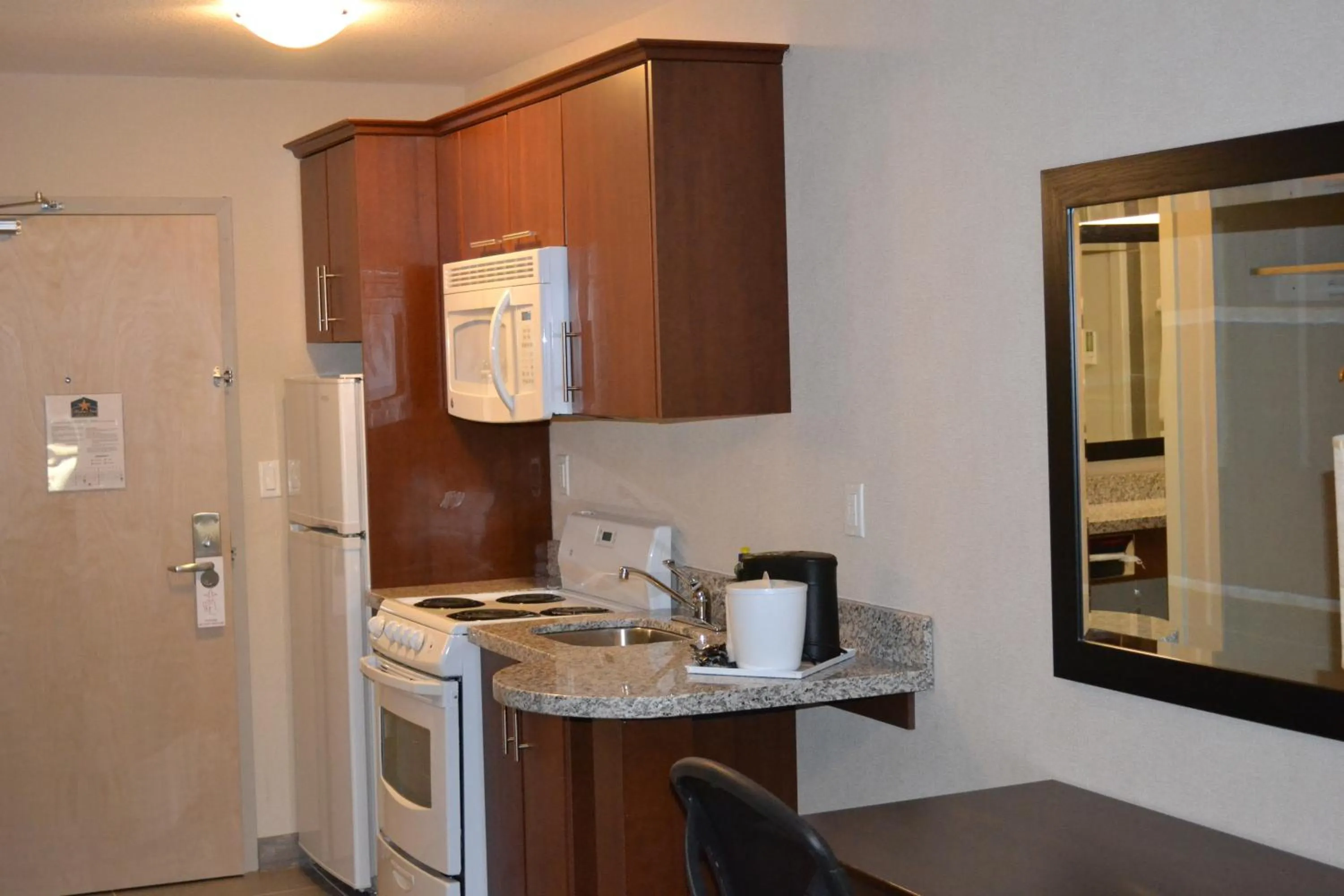 Kitchen or kitchenette in Western Star Inn and Suites Carlyle