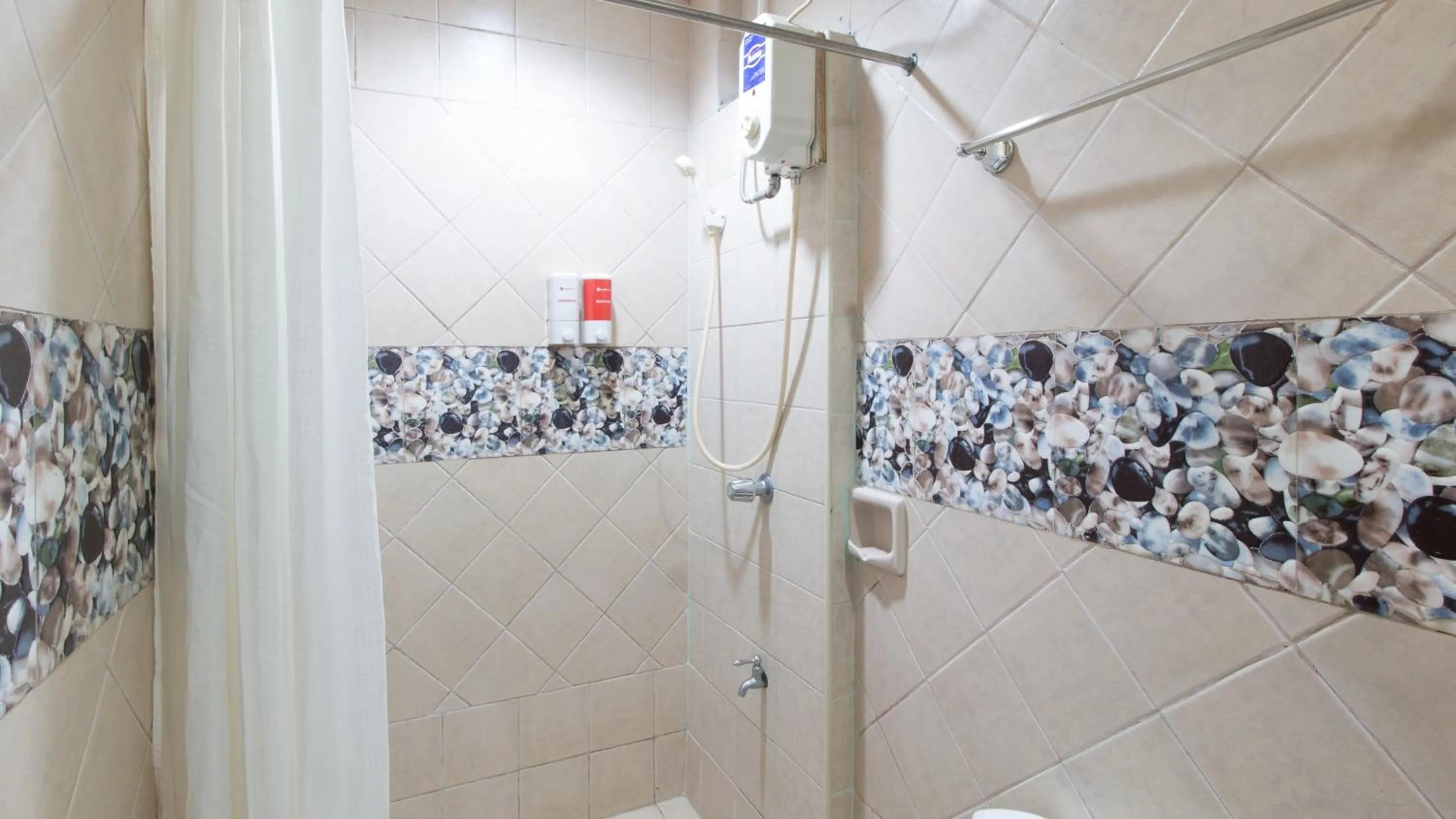 Shower in RedDoorz at Teofila Lodge