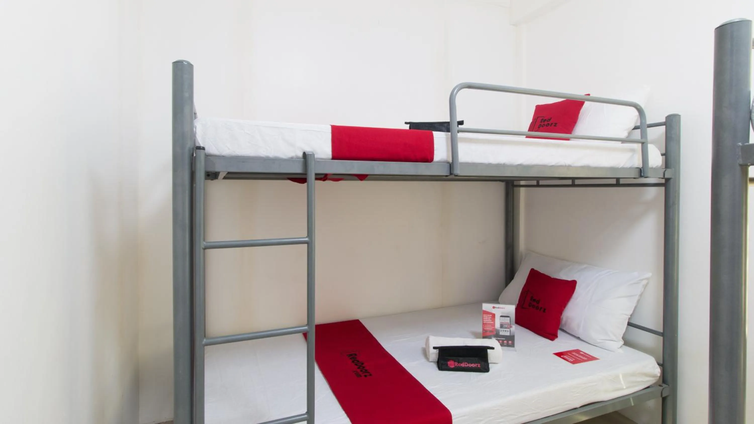 Photo of the whole room, Bed in RedDoorz at Teofila Lodge