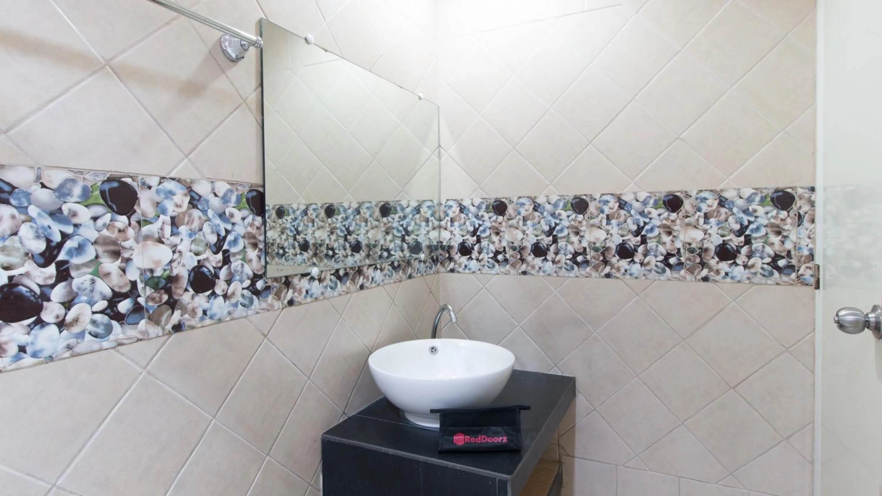 Shower in RedDoorz at Teofila Lodge