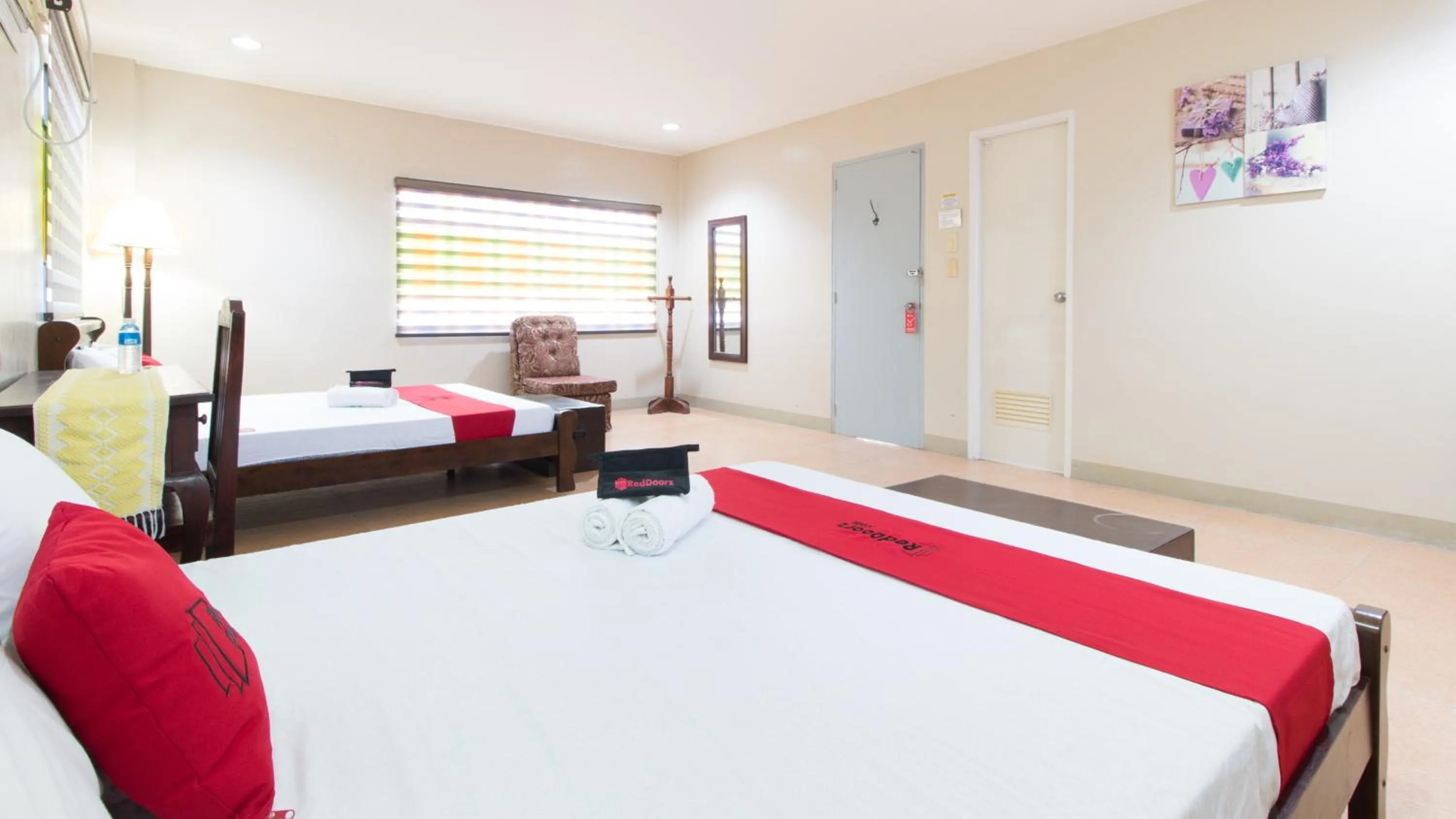Photo of the whole room, Bed in RedDoorz at Teofila Lodge