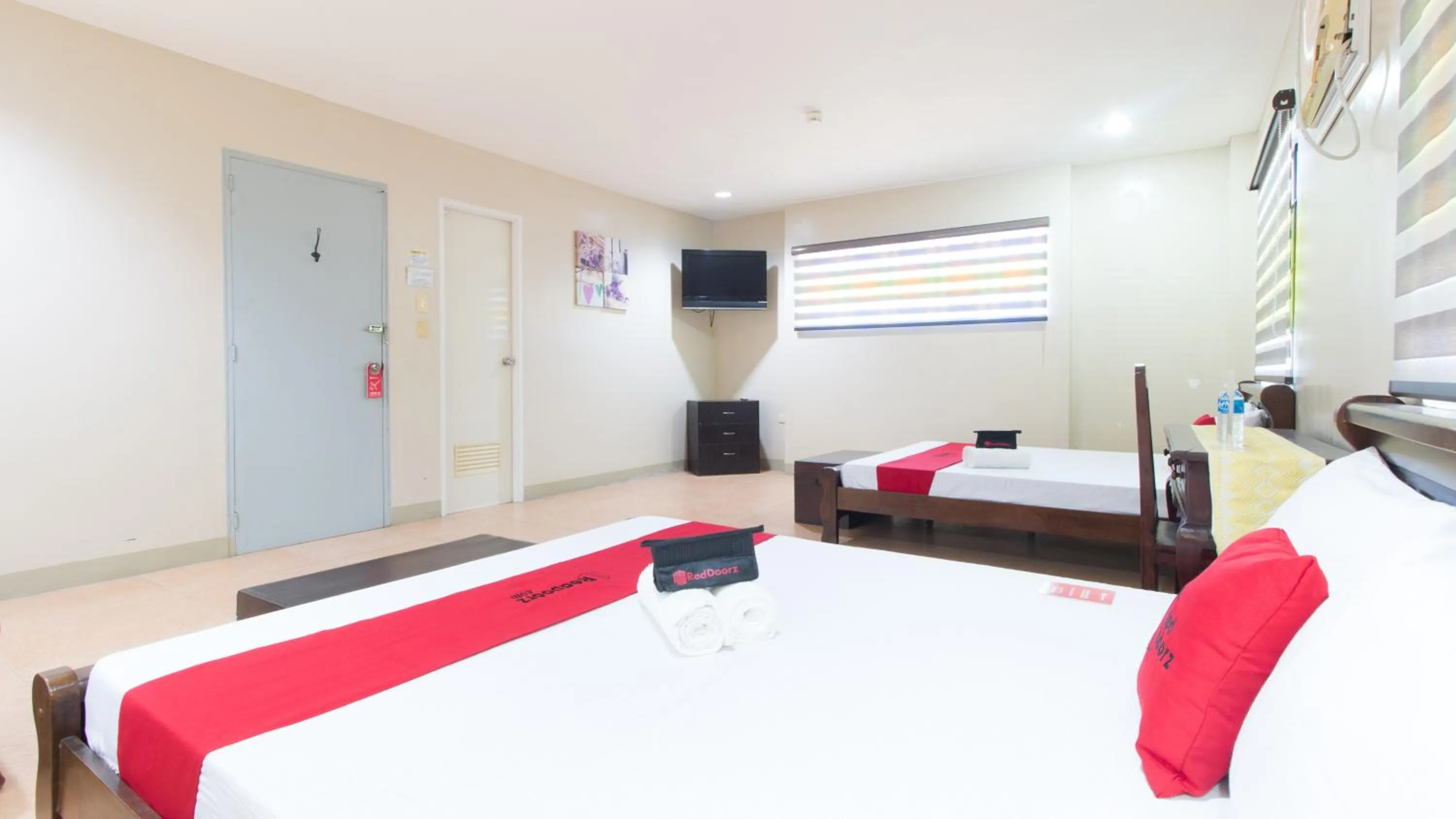 Photo of the whole room, Bed in RedDoorz at Teofila Lodge