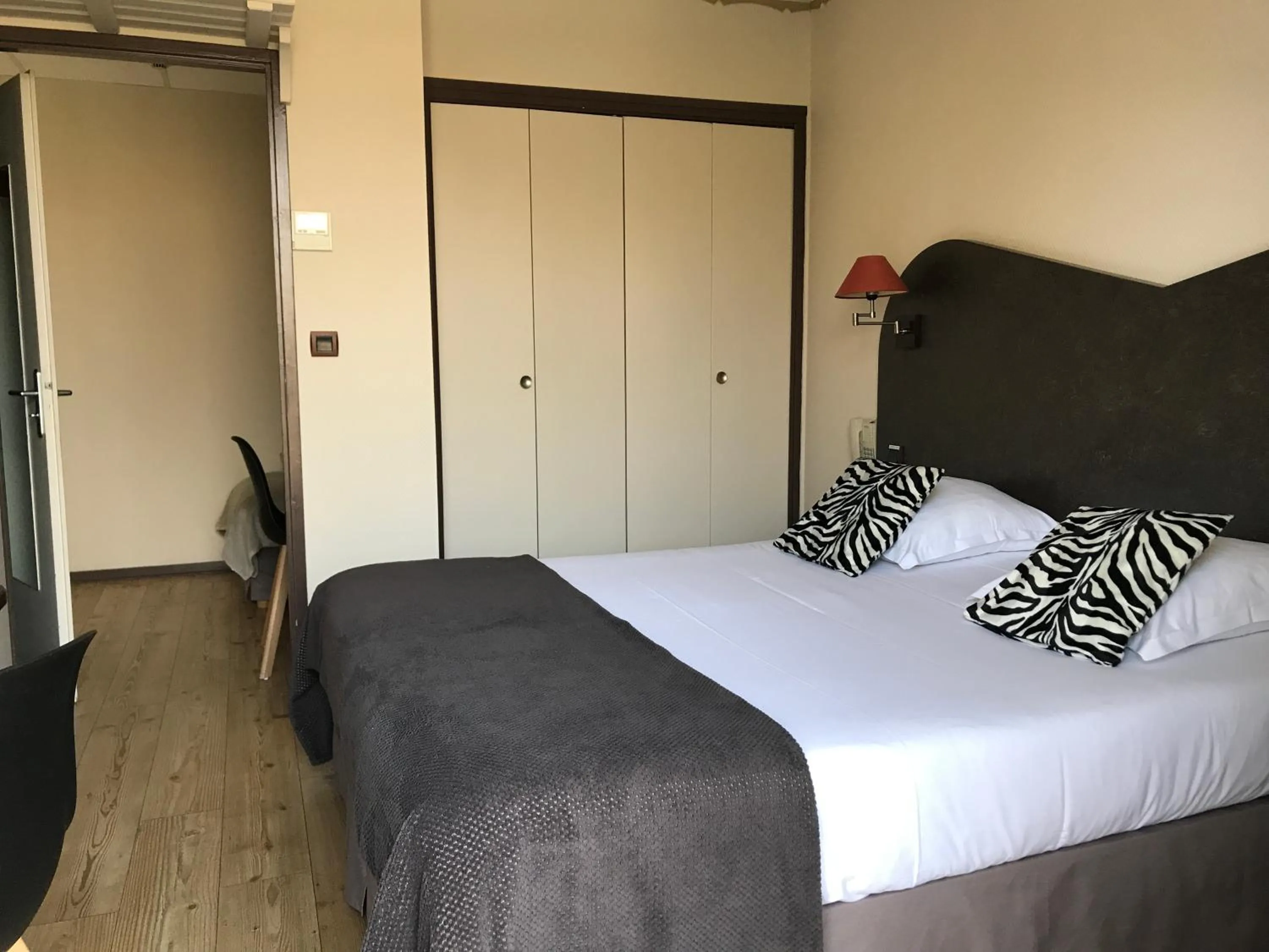 Bed in Hôtel L'Iroko The Originals City