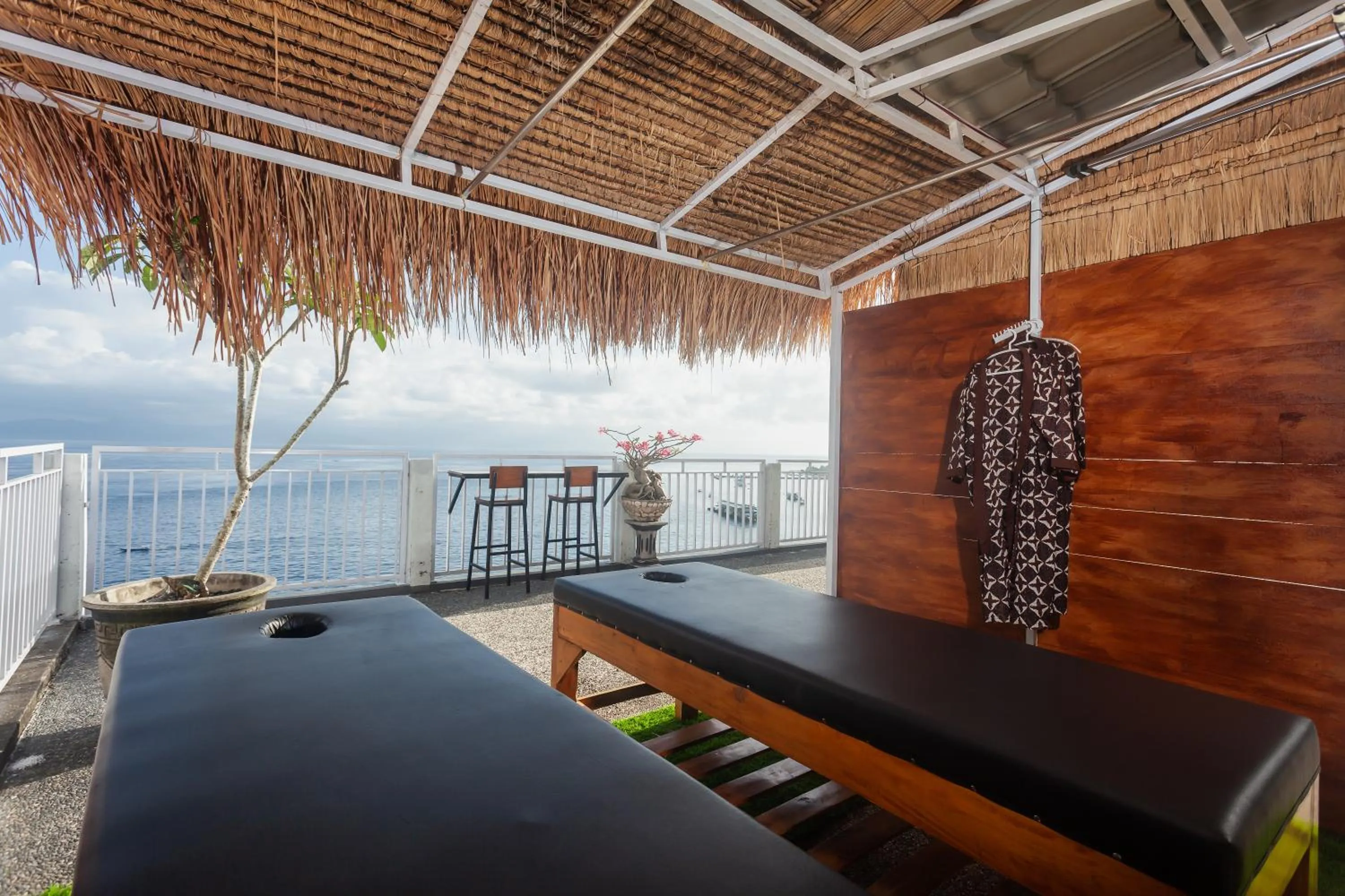 Massage in Samuh Sunset Nusa Penida by GenuineHost