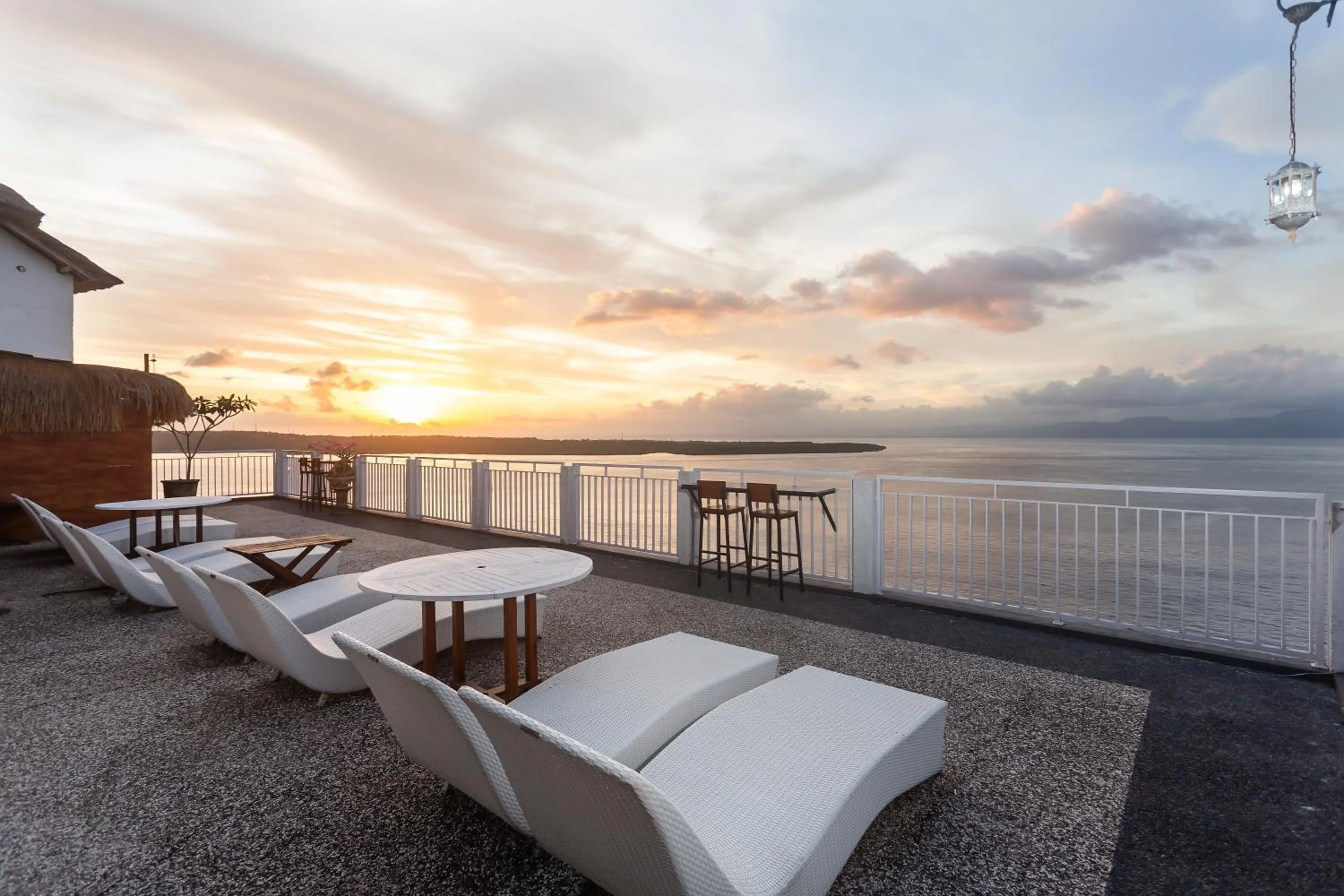 Sunset in Samuh Sunset Nusa Penida by GenuineHost