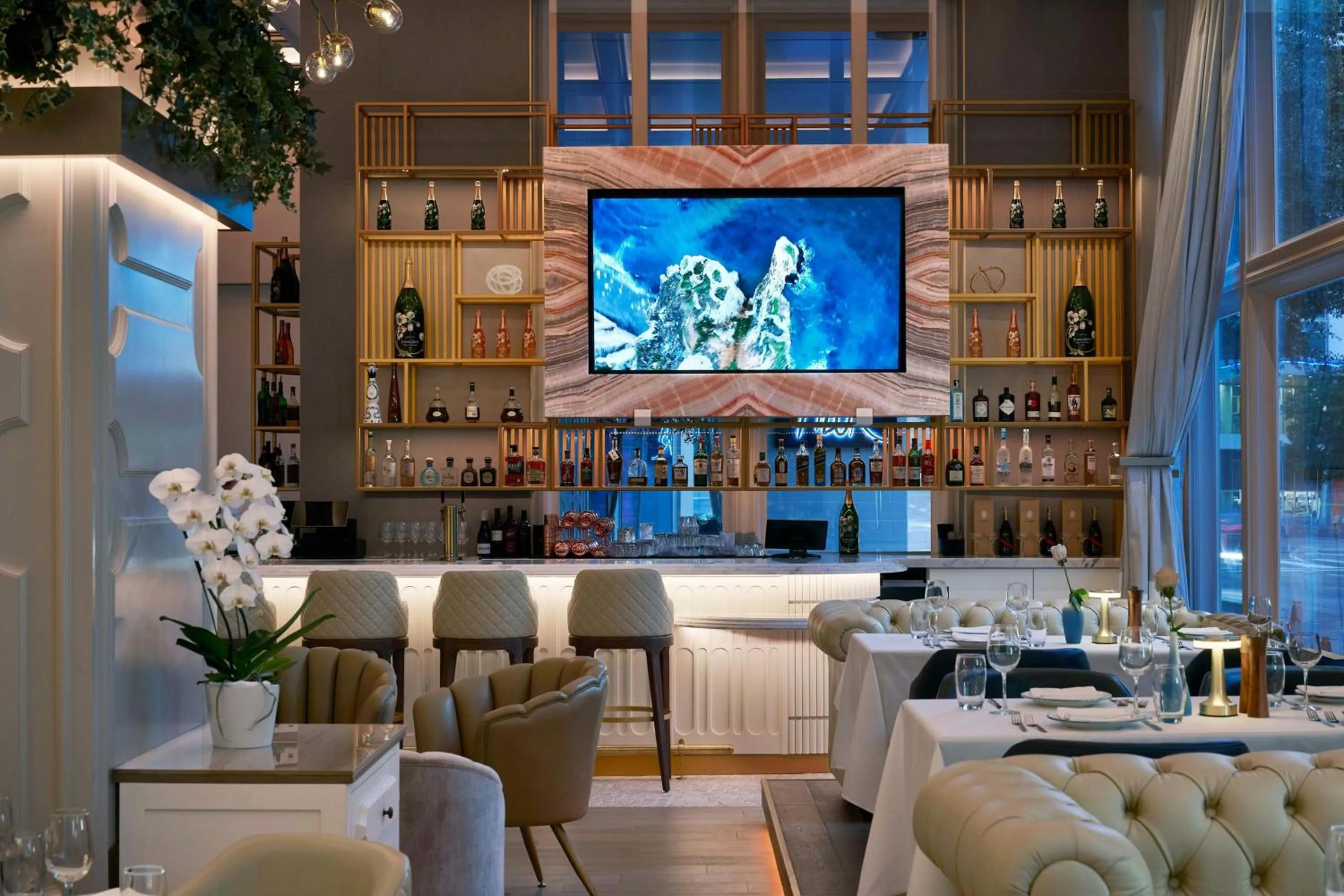 Lounge or bar in W Dallas
