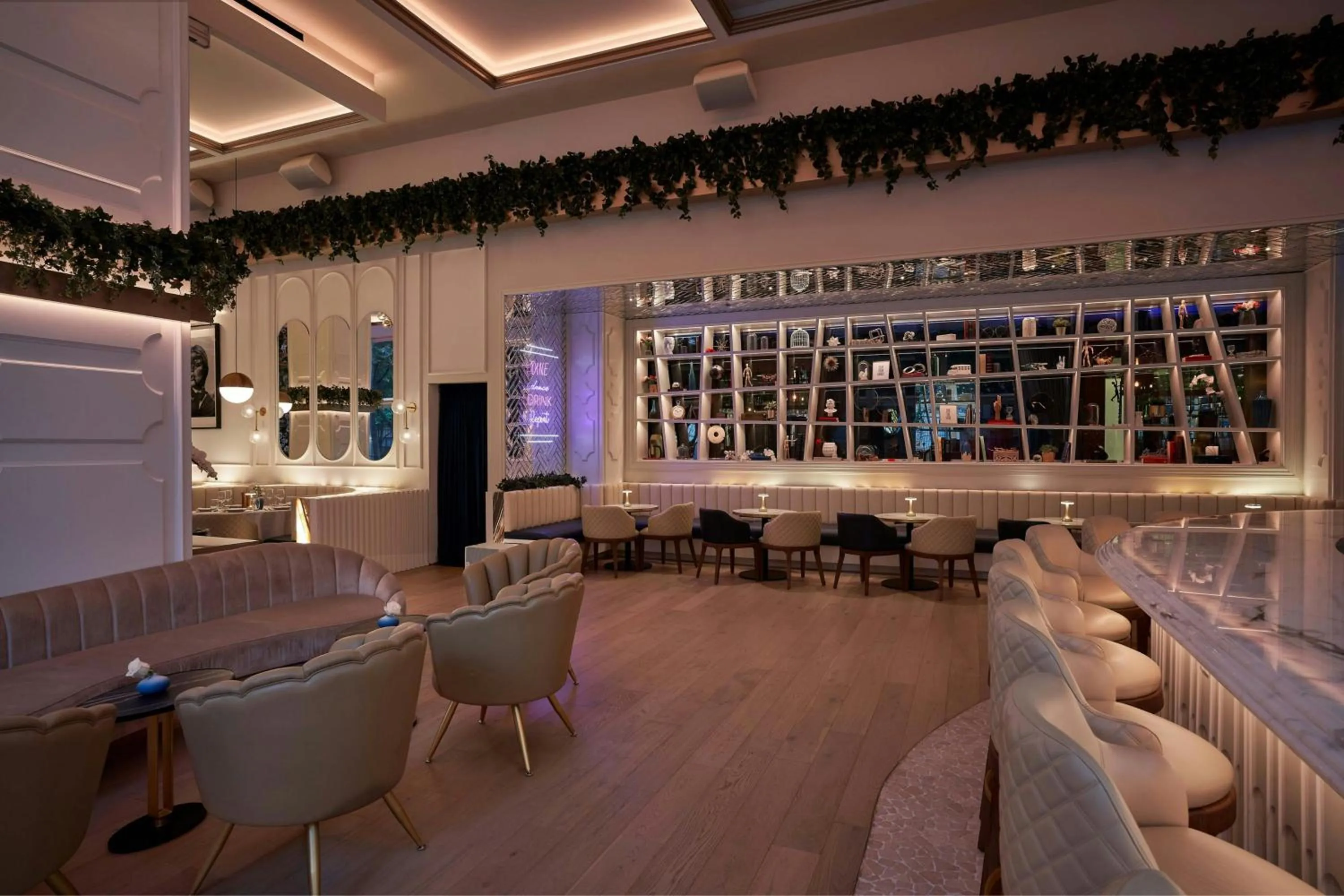 Lounge or bar in W Dallas