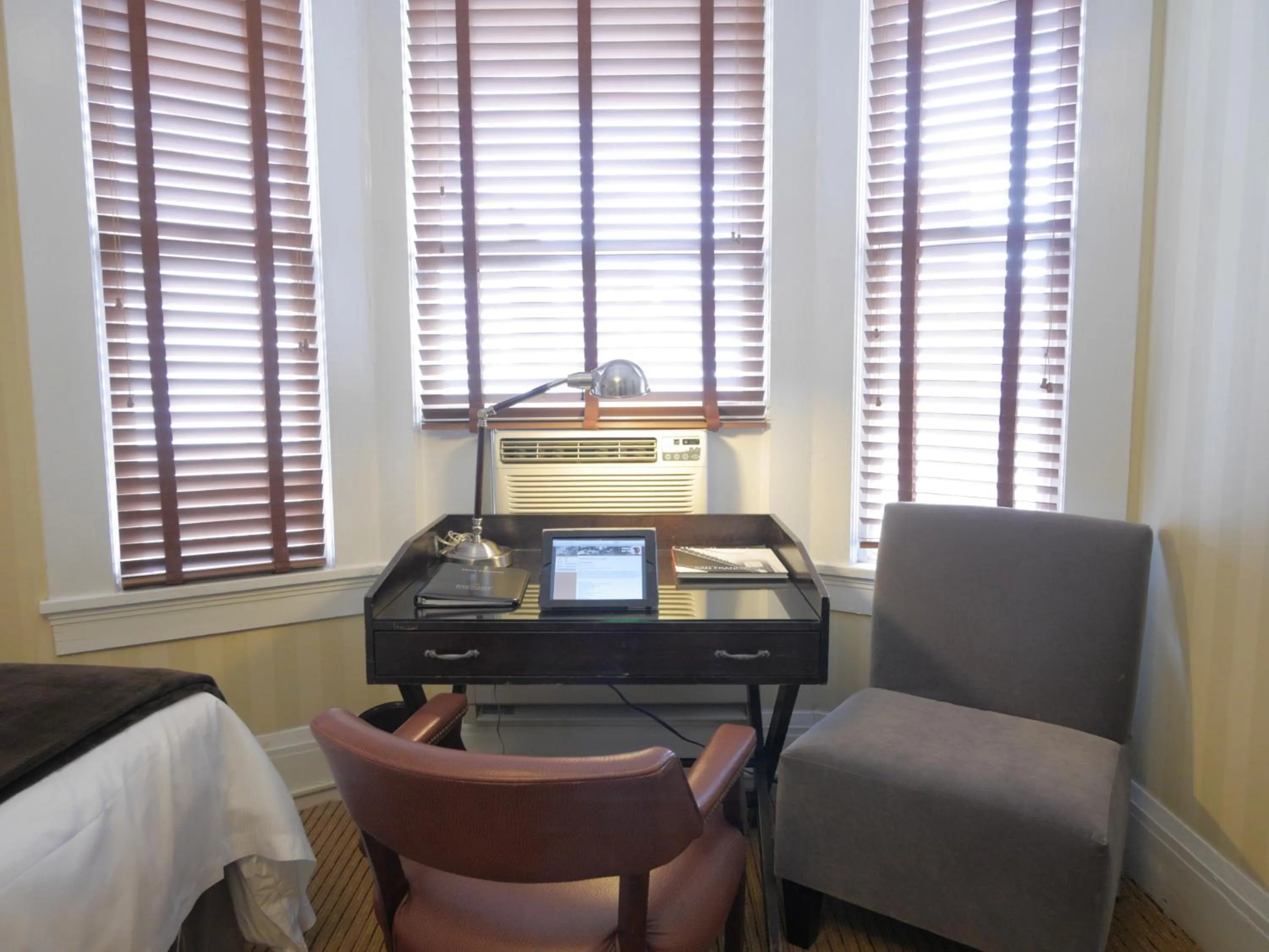 Decorative detail in Executive Hotel Vintage Court