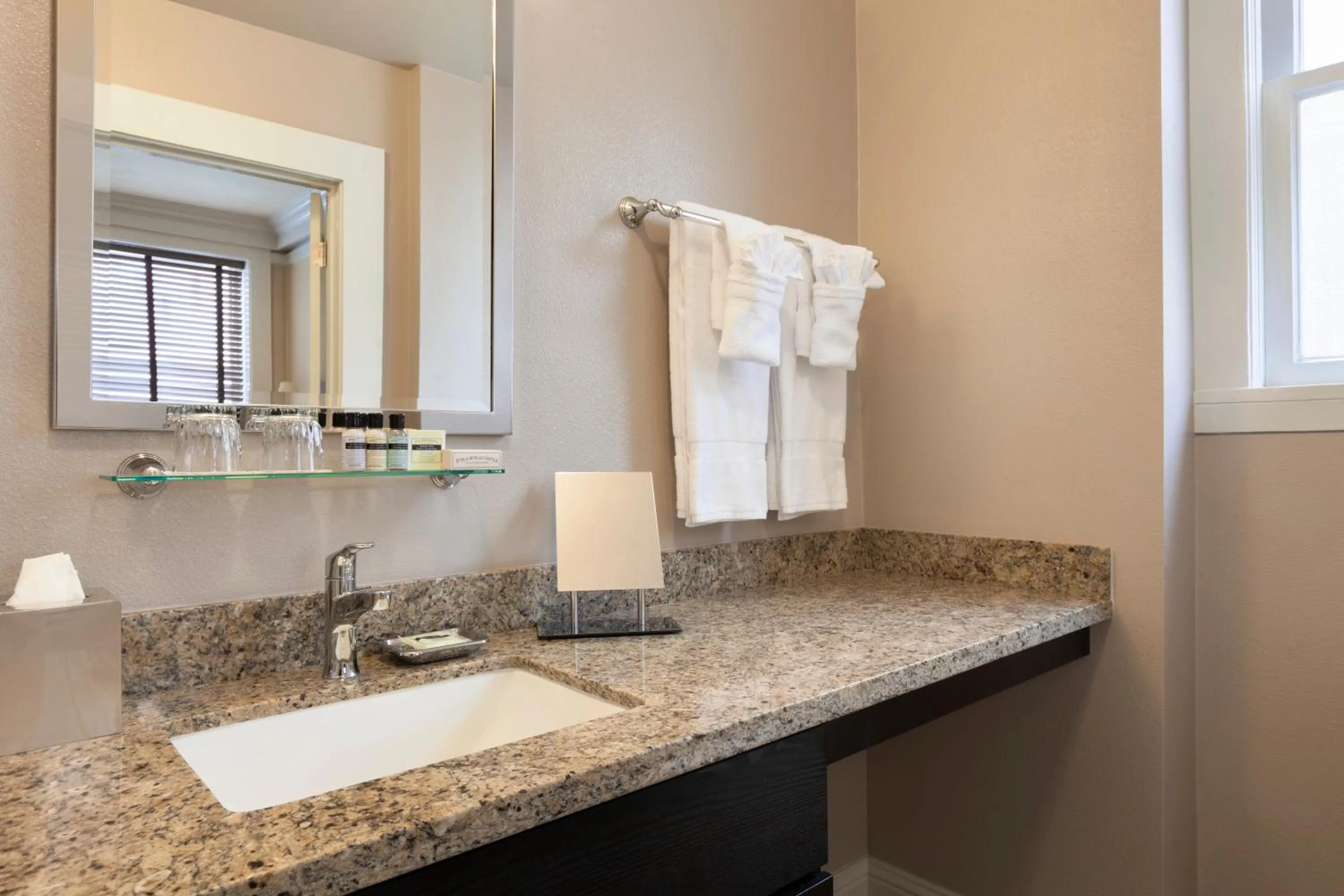 Executive Hotel Vintage Court