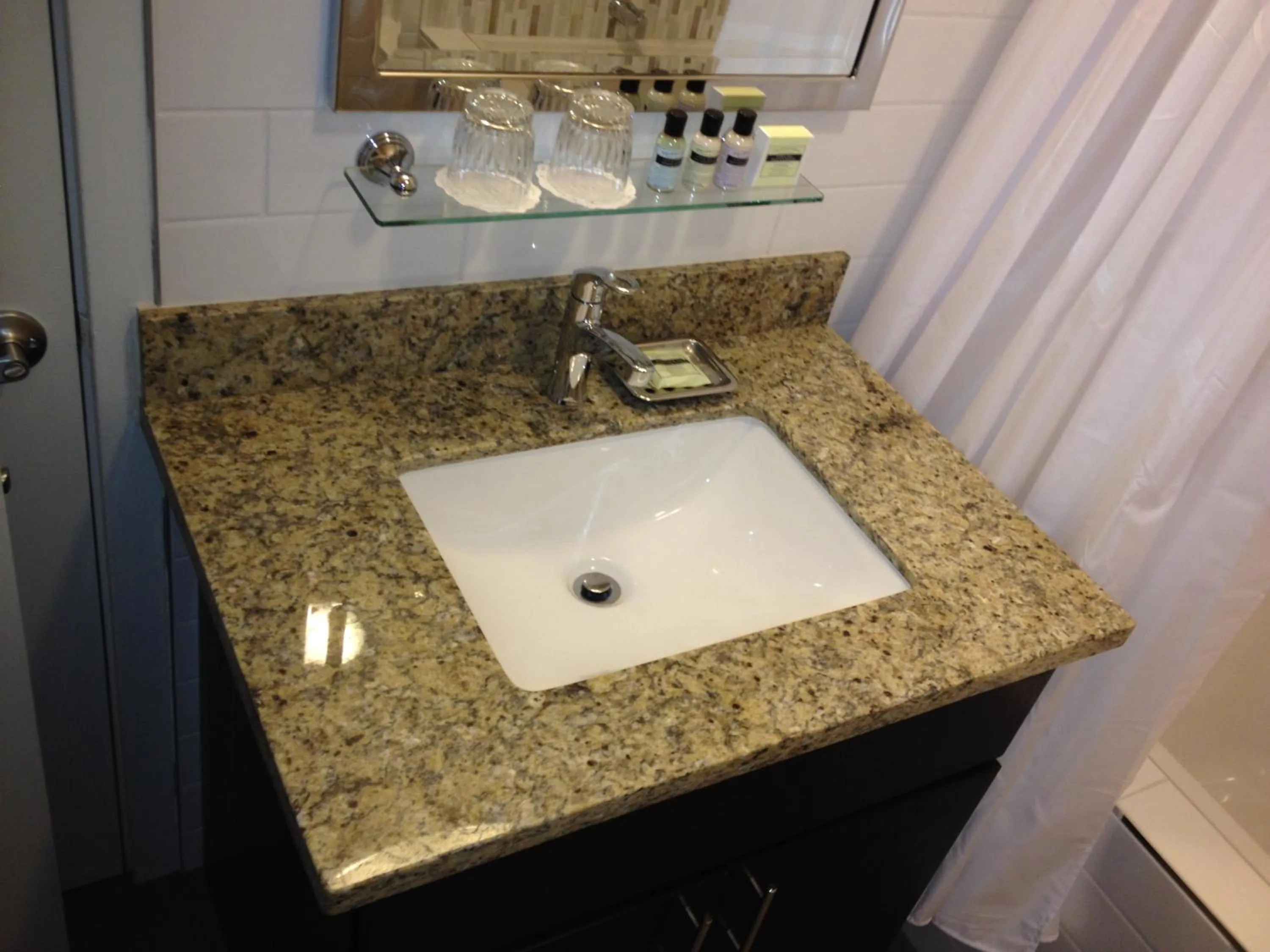 Bathroom in Executive Hotel Vintage Court