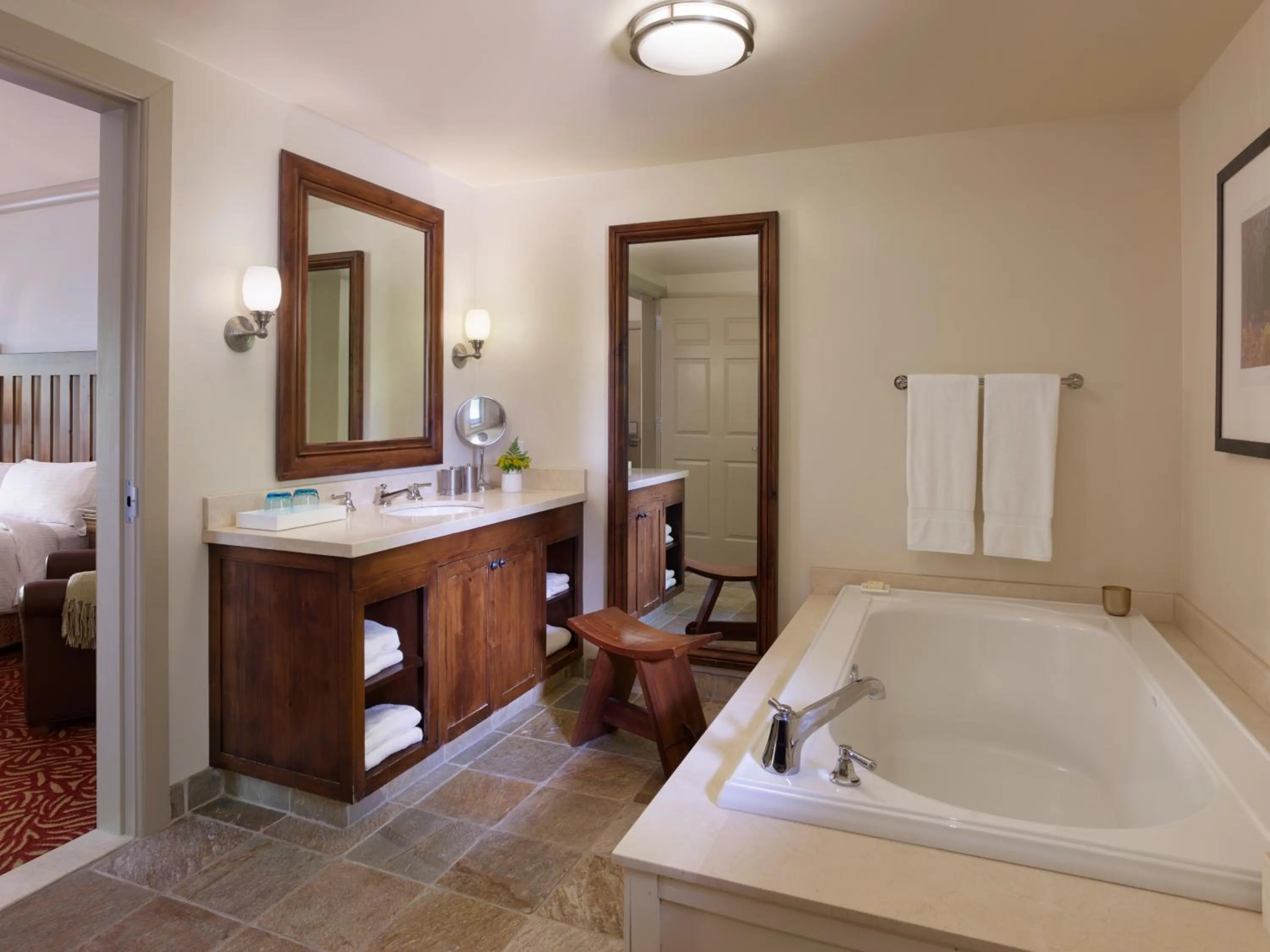 Bathroom, Bed in Harvest Inn