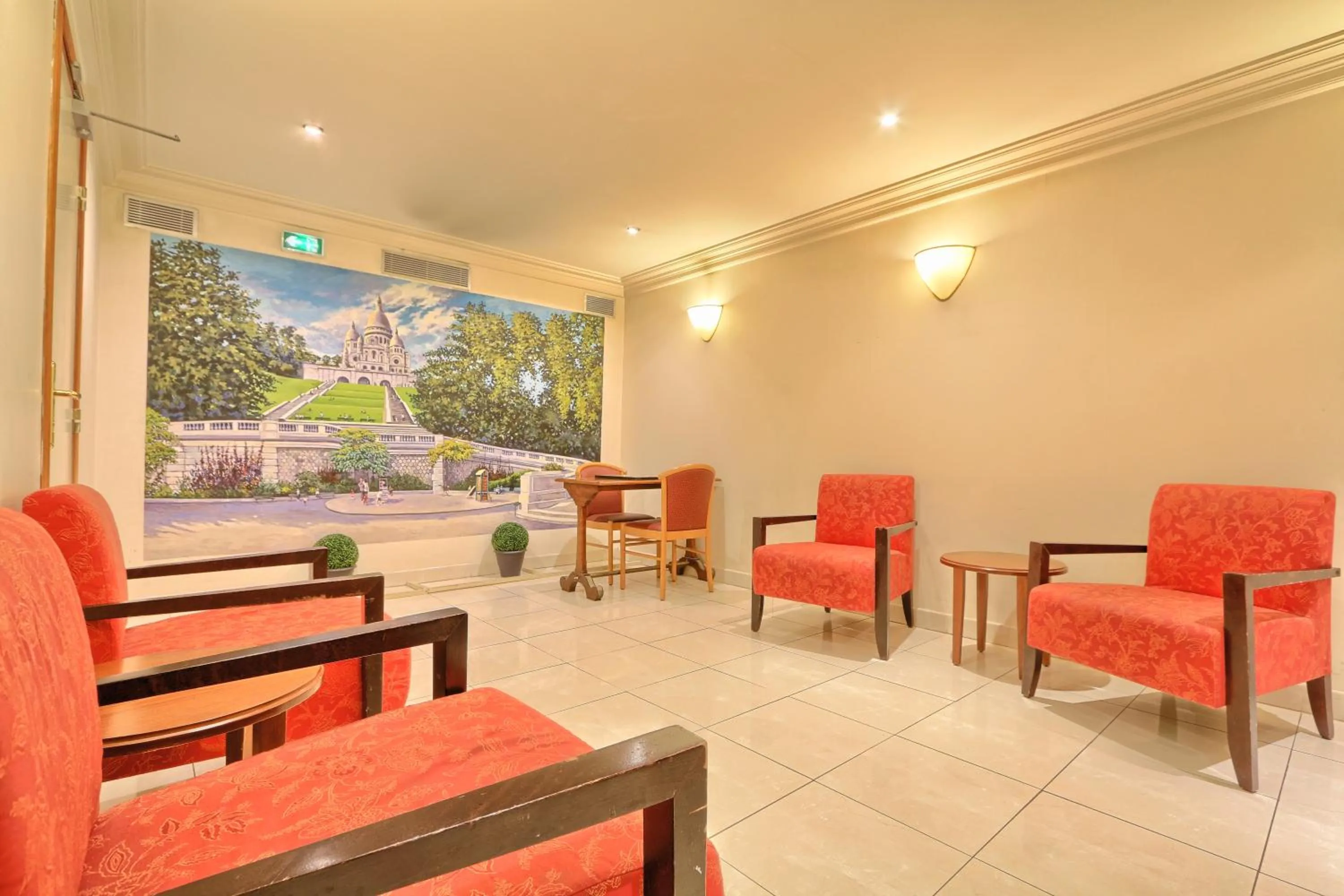 Communal lounge/ TV room in 121 Paris Hotel