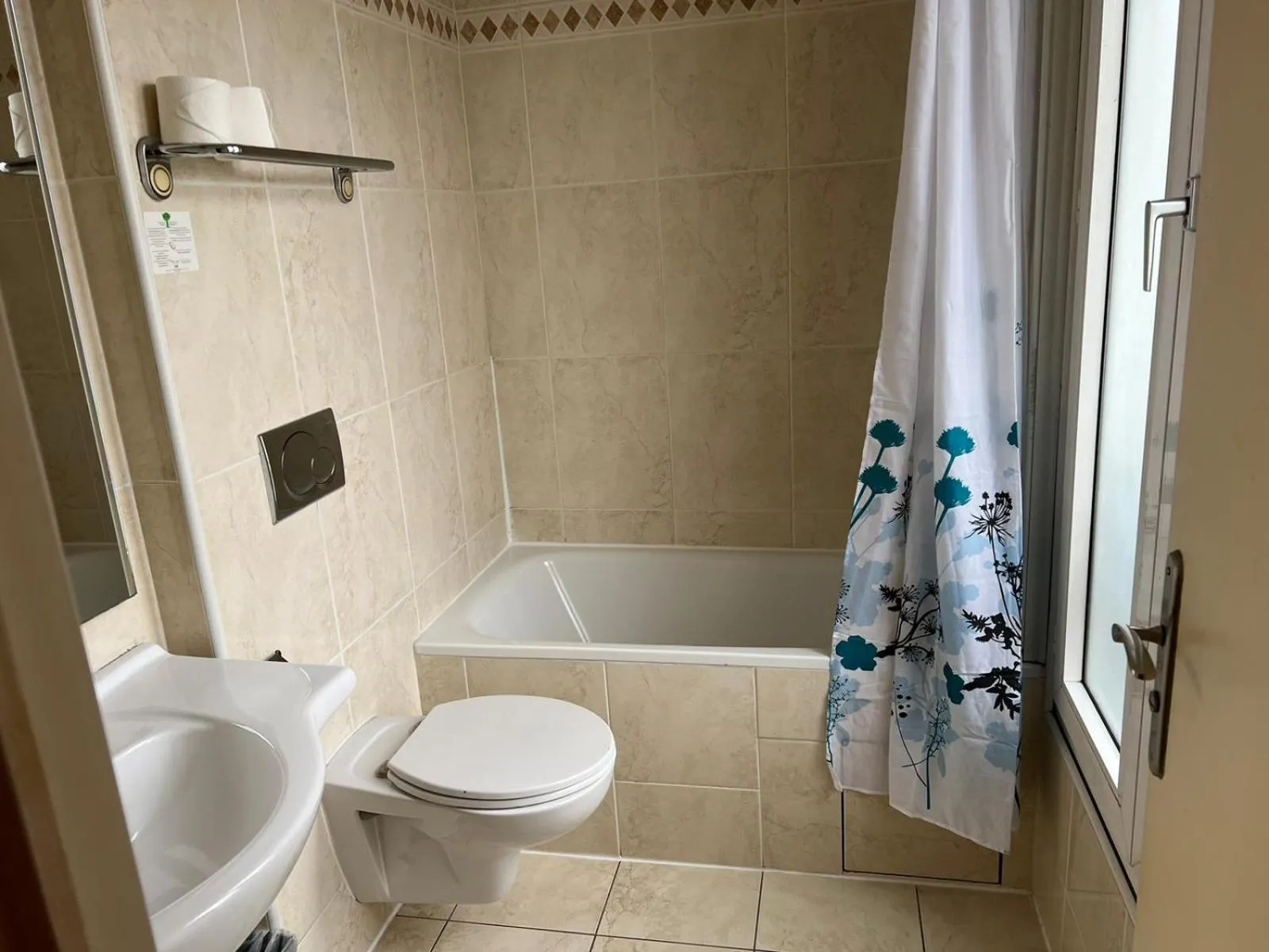 Toilet in 121 Paris Hotel