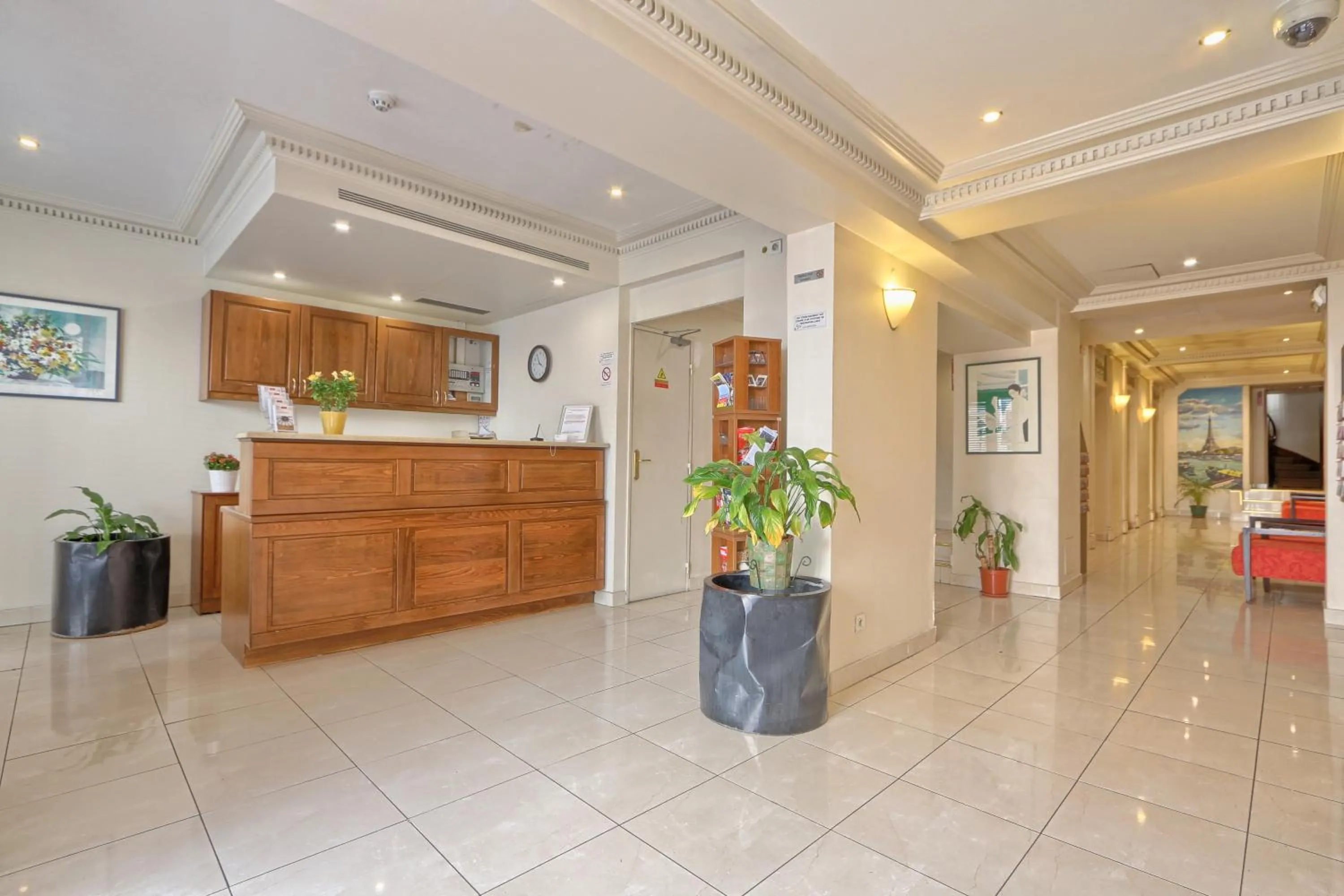 Lobby or reception in 121 Paris Hotel