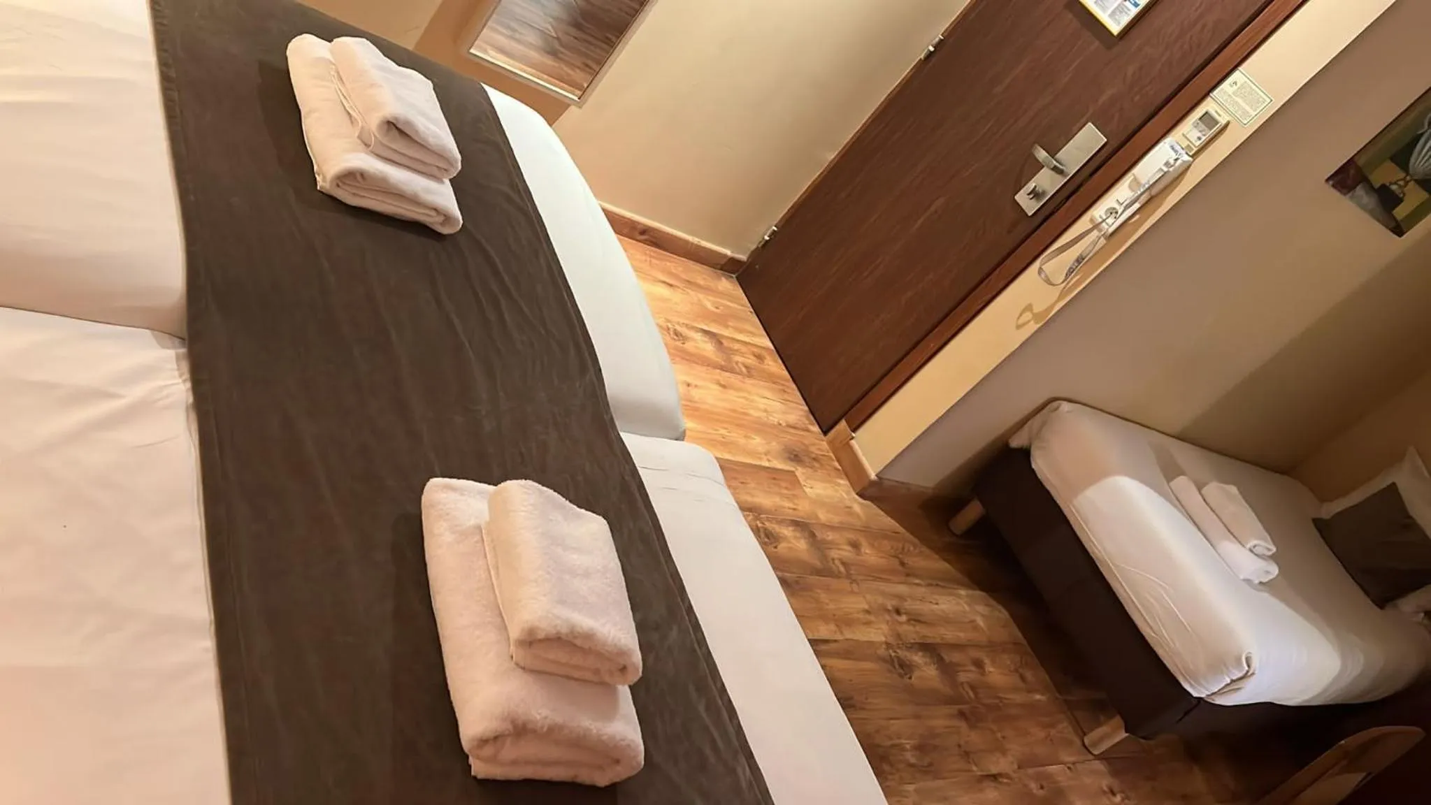 Inner courtyard view, Bed in 121 Paris Hotel