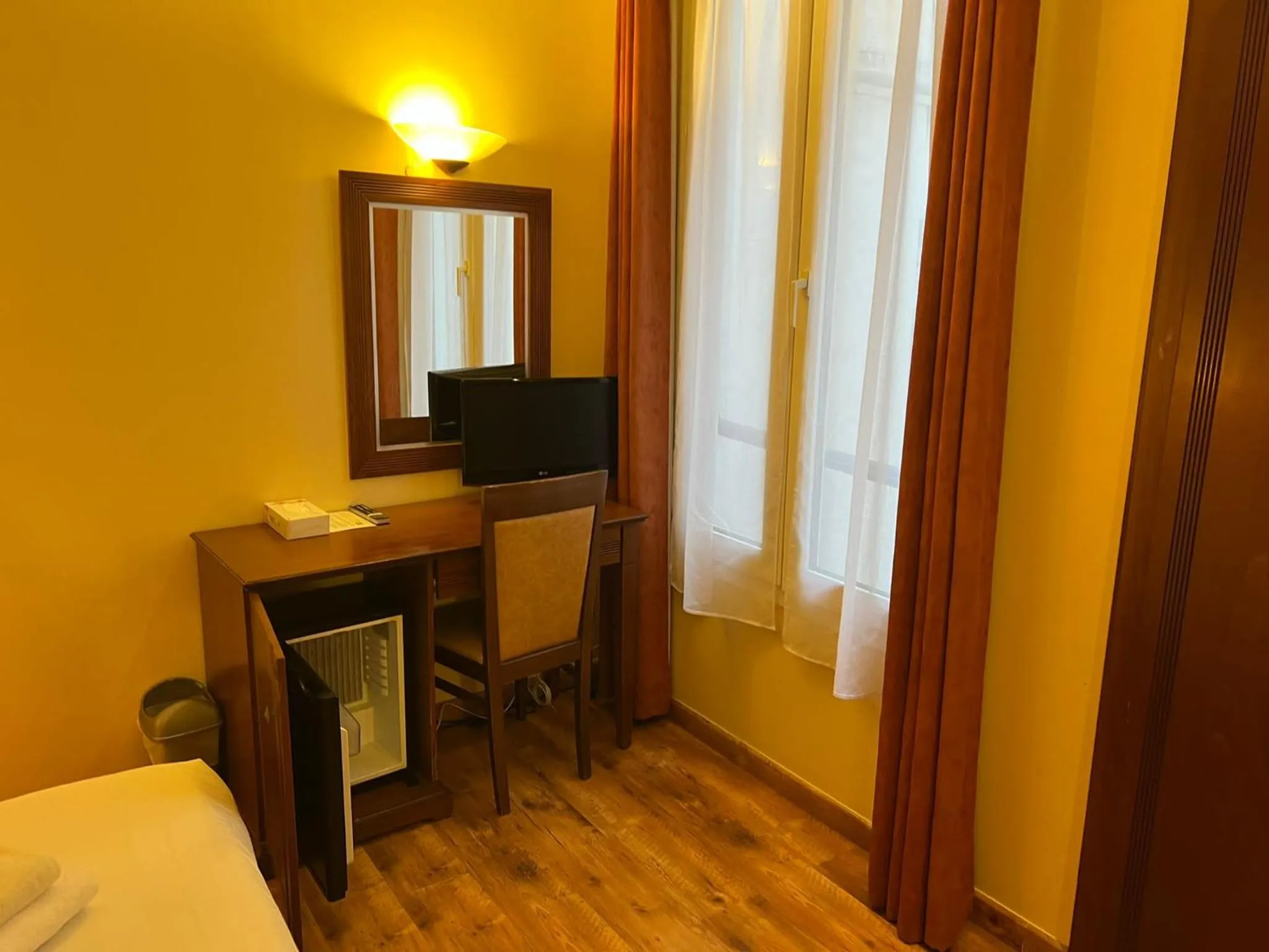 oven, Bed in 121 Paris Hotel