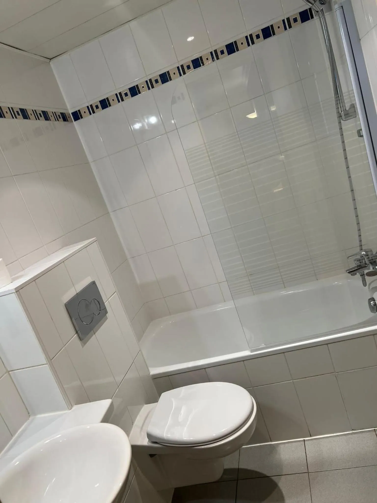 Toilet in 121 Paris Hotel