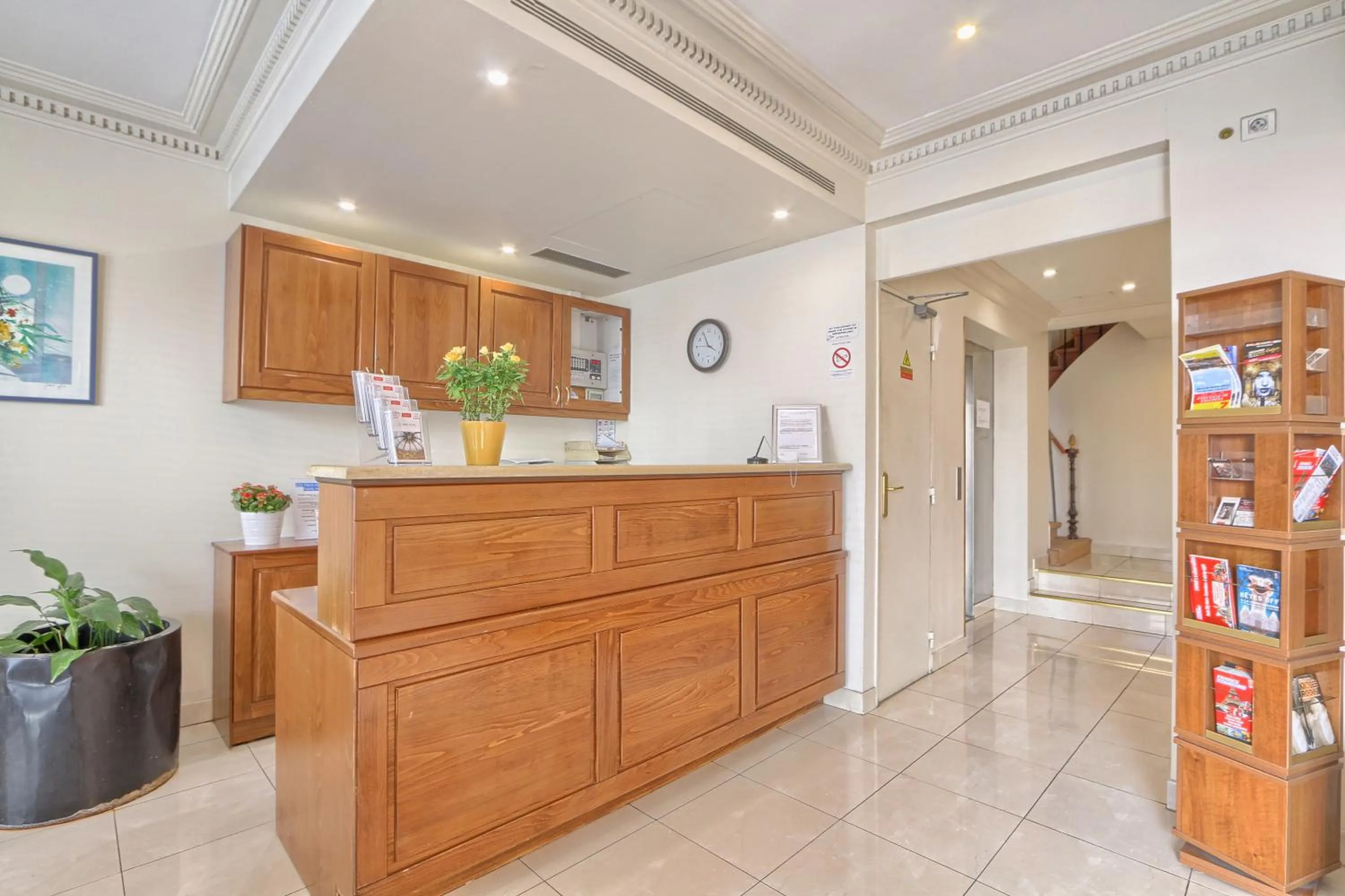 Lobby or reception in 121 Paris Hotel