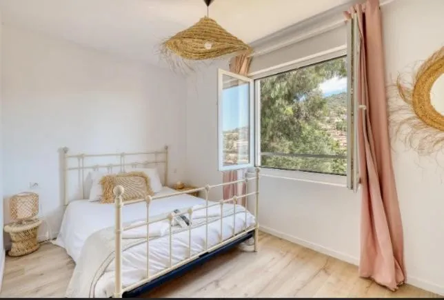 City view, Bed in Hôtel Paradis