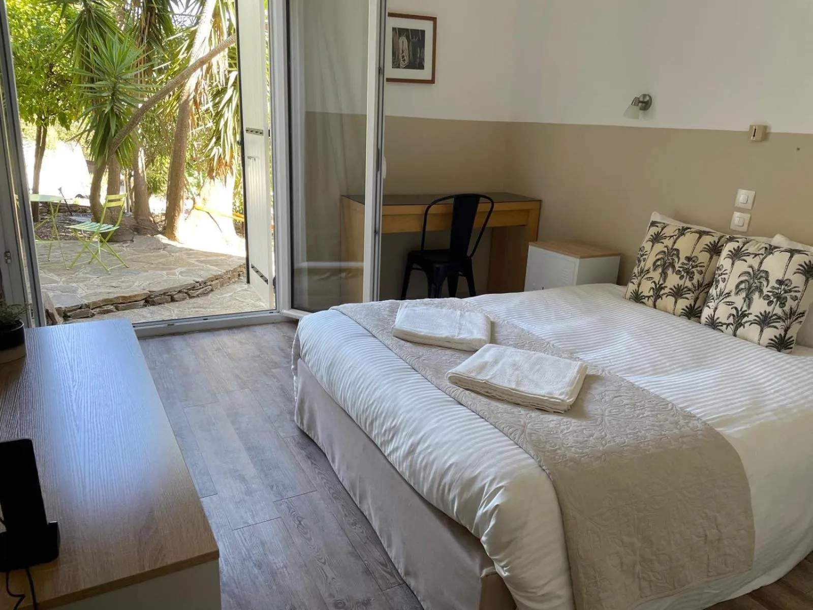 Bed in Hôtel Paradis