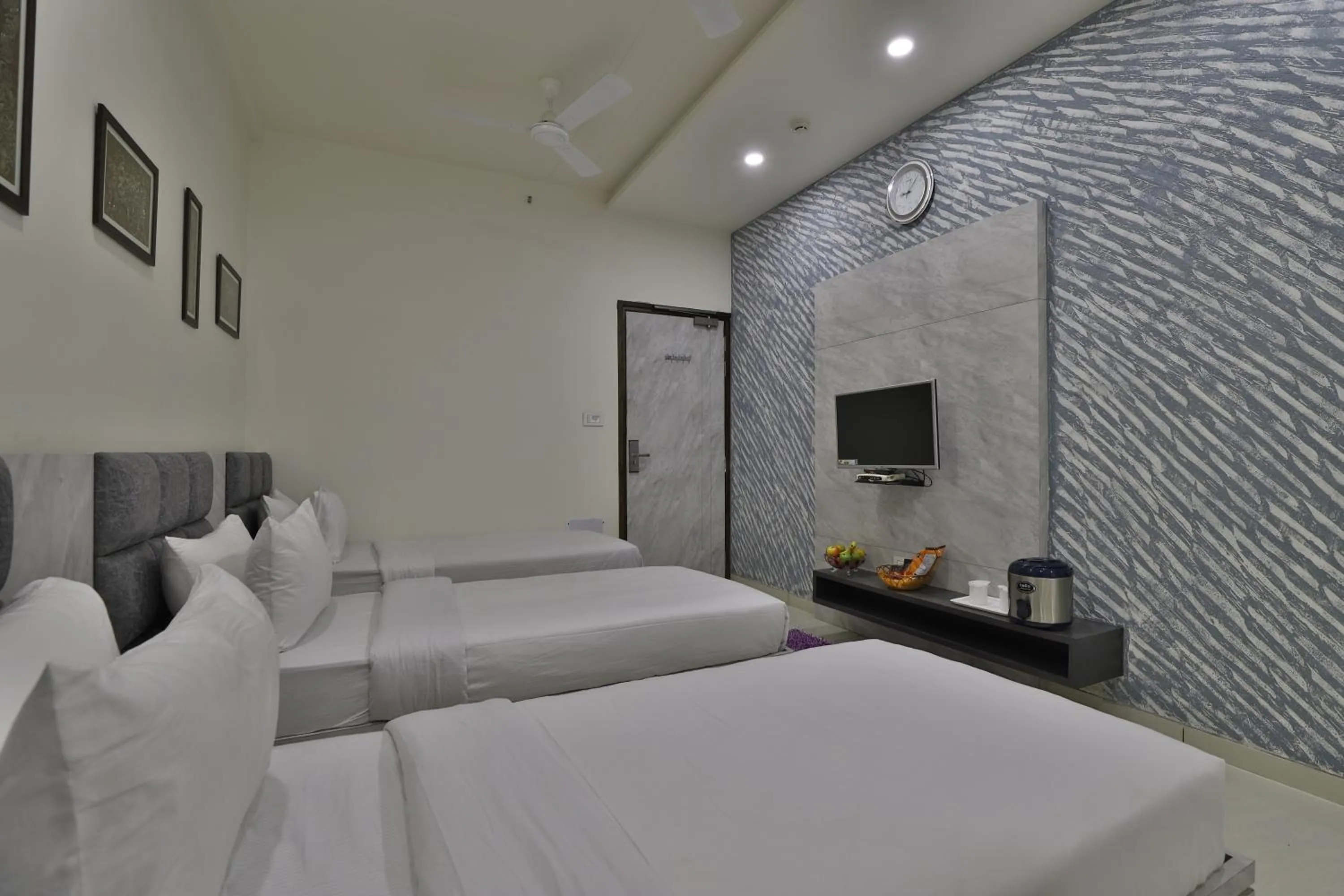 Photo of the whole room, Bed in Hotel Orbit