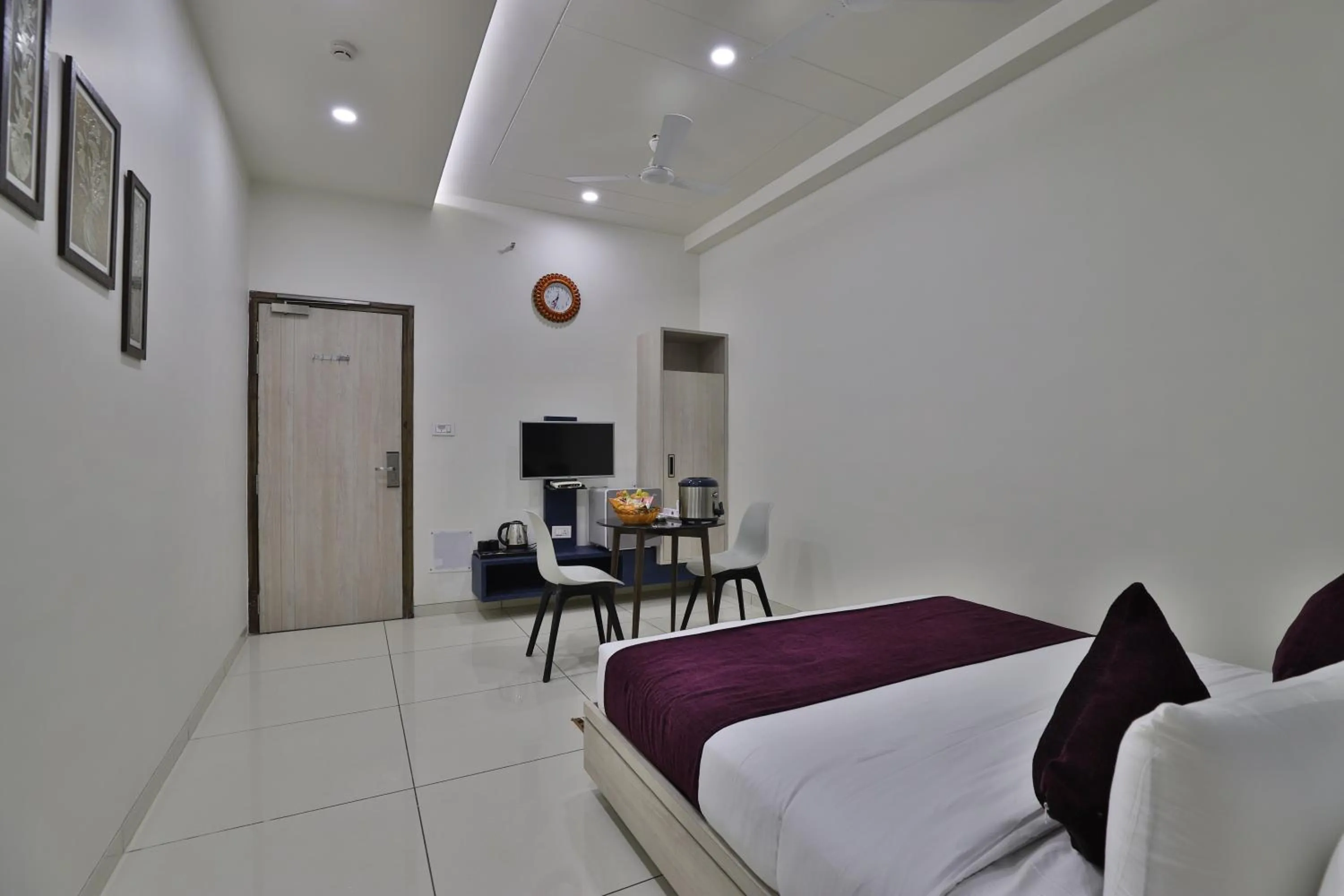 Photo of the whole room, Bed in Hotel Orbit