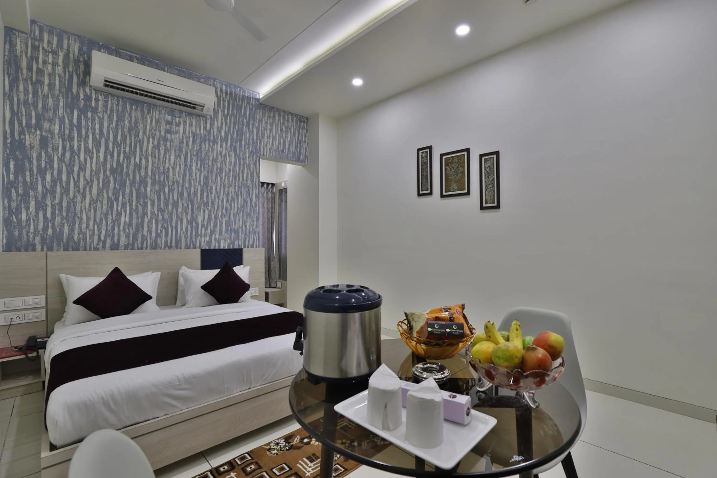 Buffet breakfast, Bed in Hotel Orbit