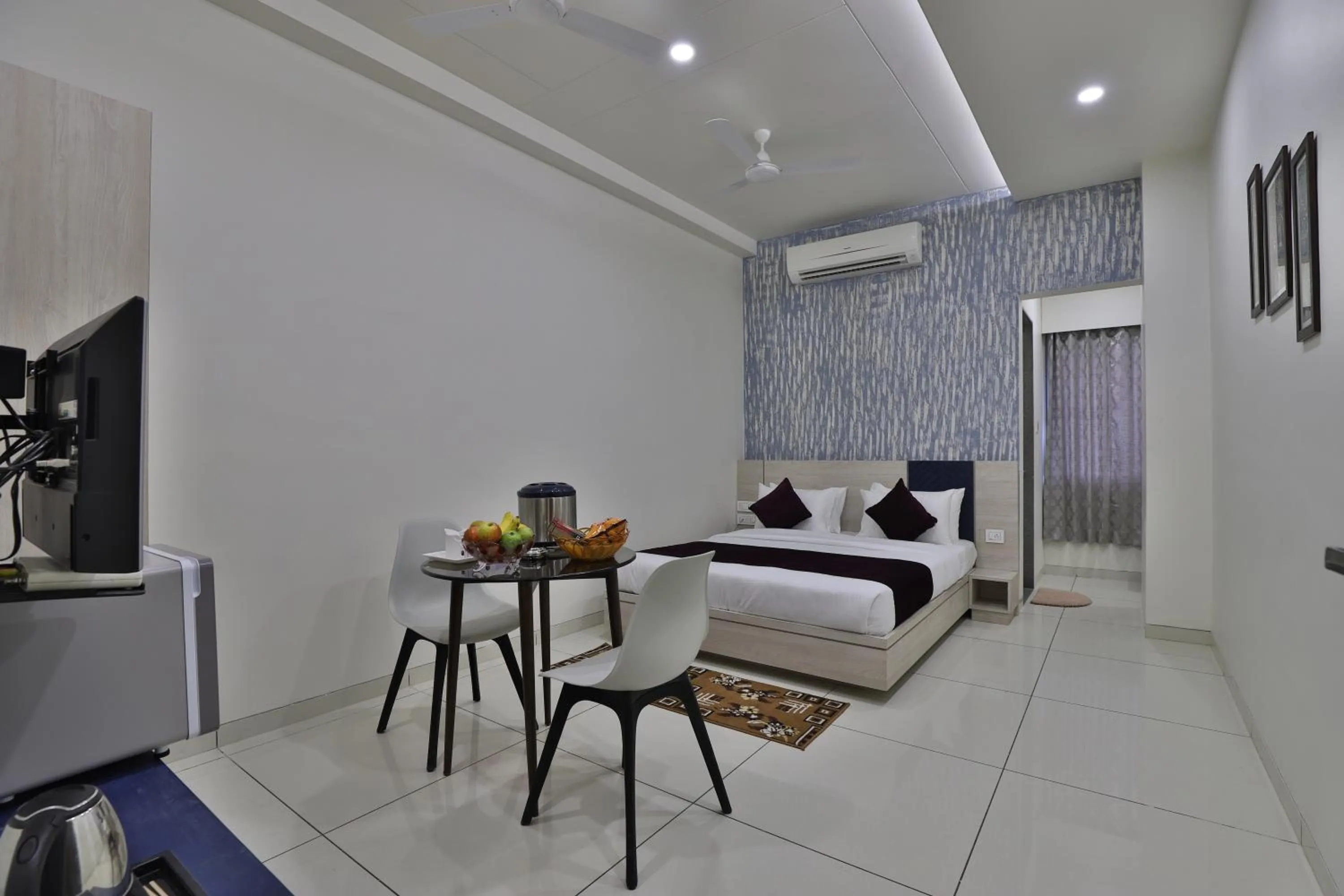 Living room, Bed in Hotel Orbit