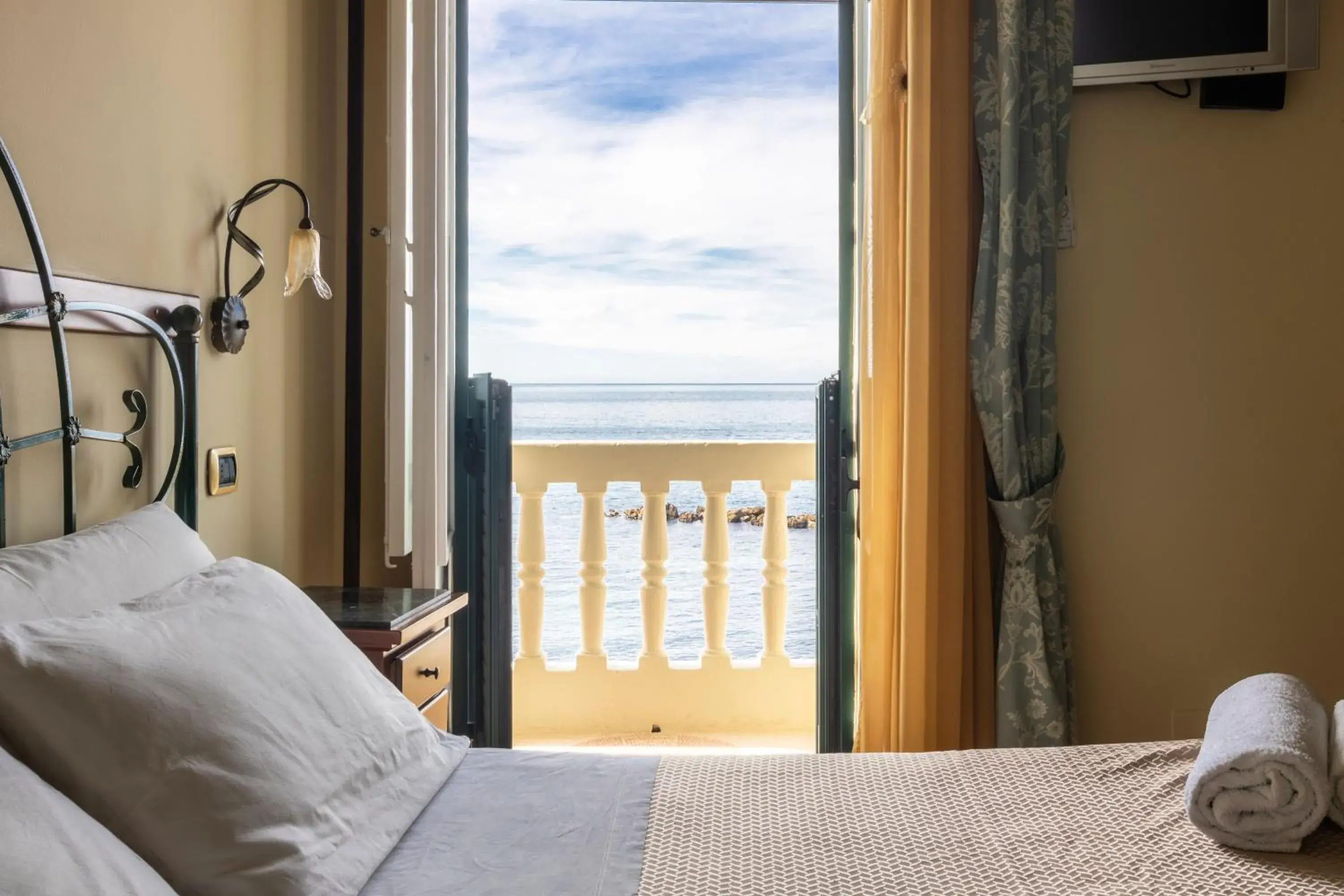 Superior Triple Room with Sea View in B&B La Riviera Superior Triple Room with Sea View in B&B La Riviera